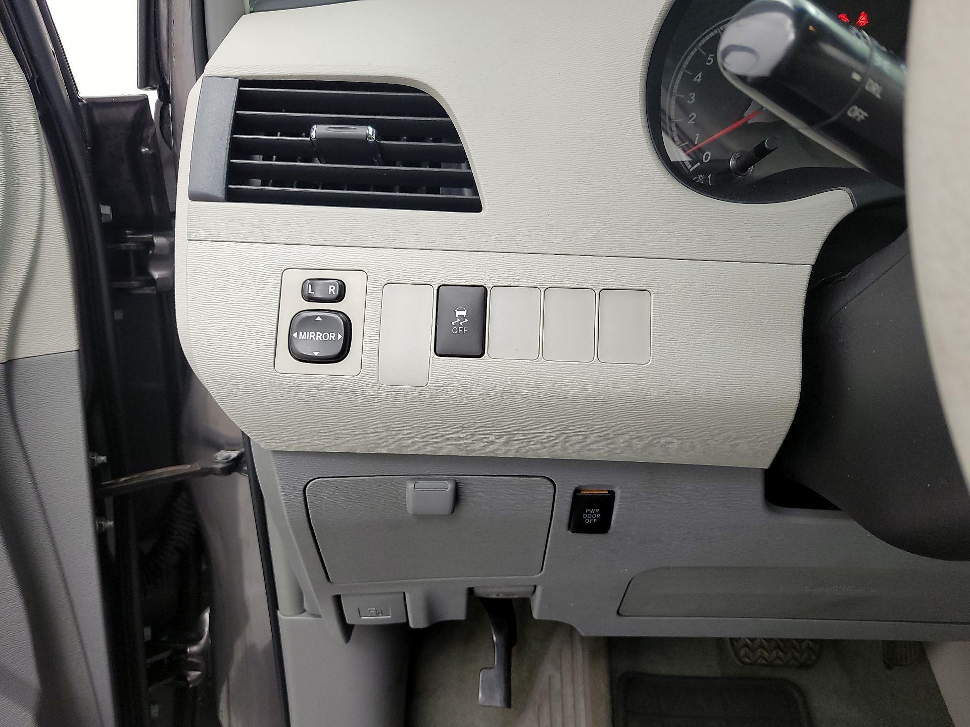 Thumbnail: 2014 Toyota Sienna - 13