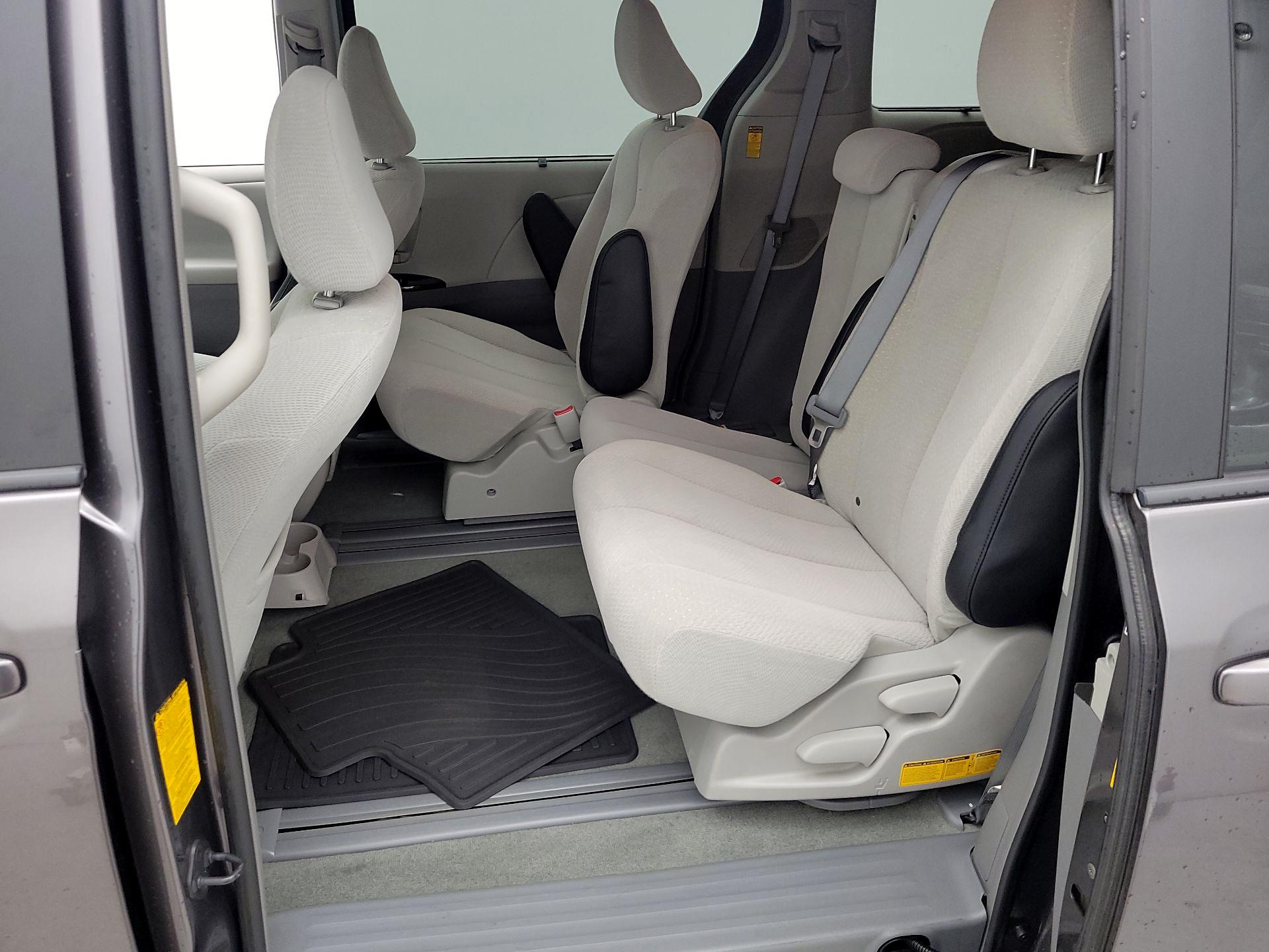 Thumbnail: 2014 Toyota Sienna - 20