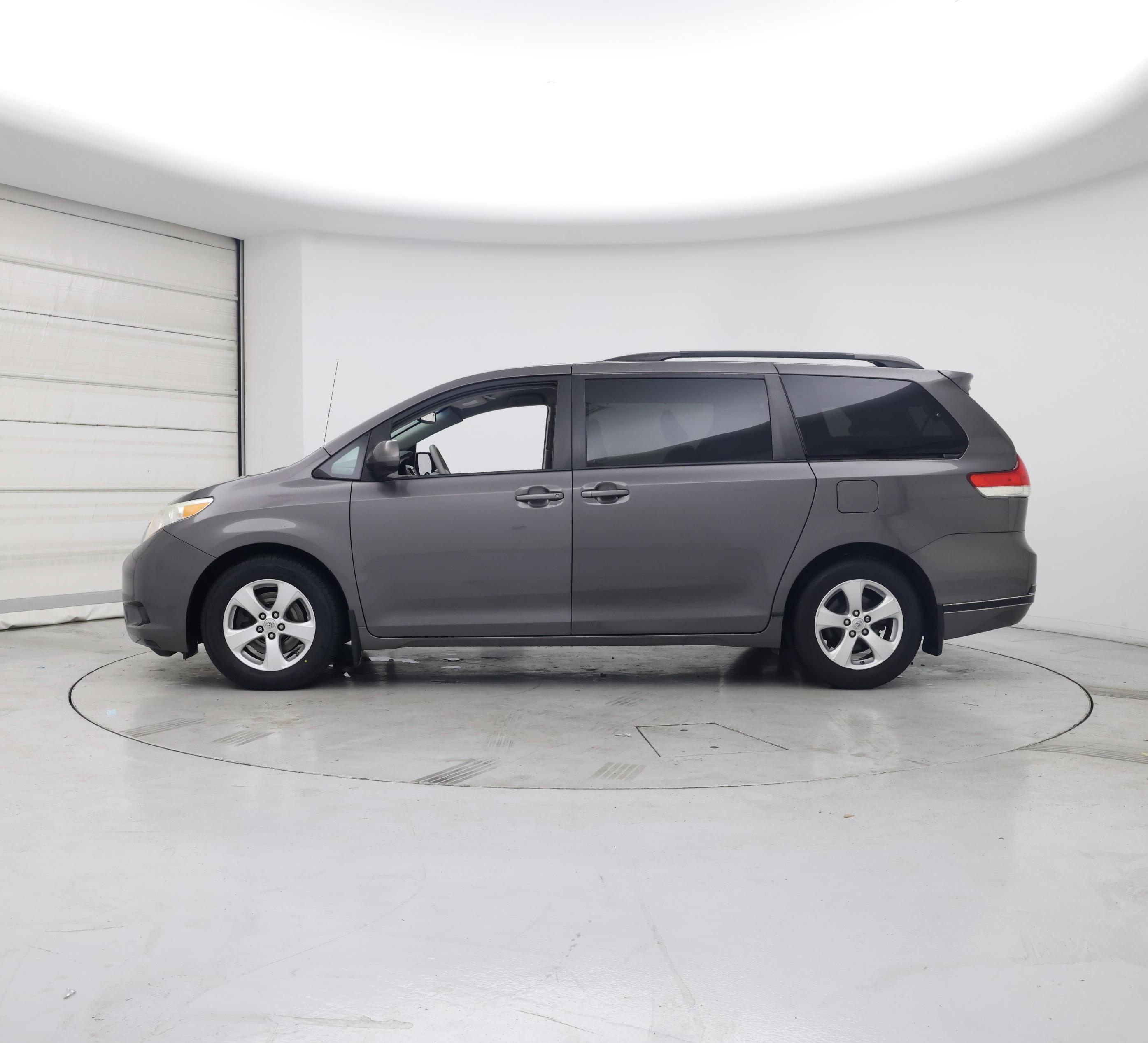 Thumbnail: 2014 Toyota Sienna - 3