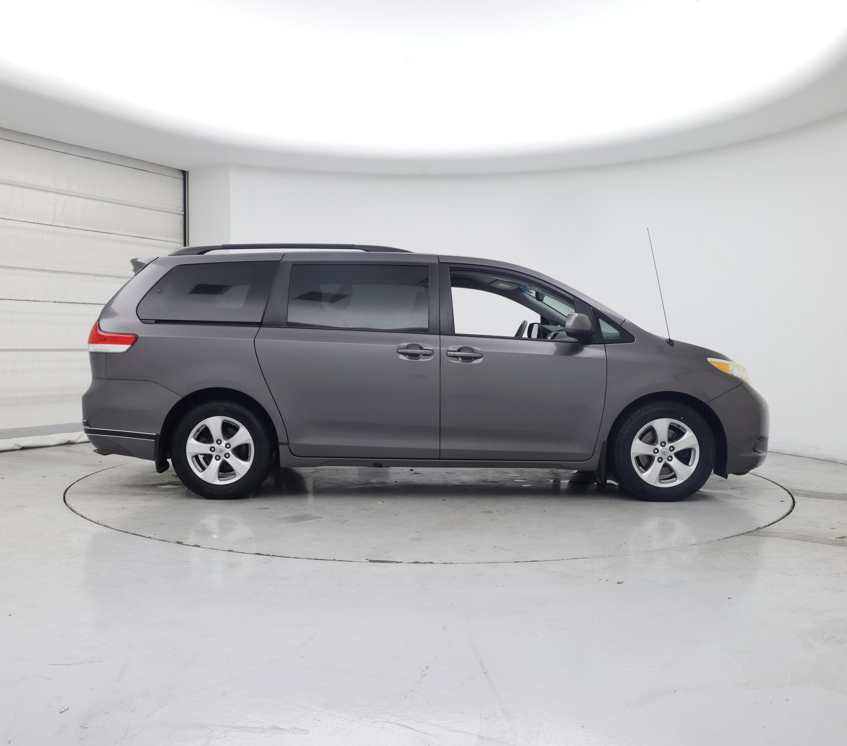 Thumbnail: 2014 Toyota Sienna - 7