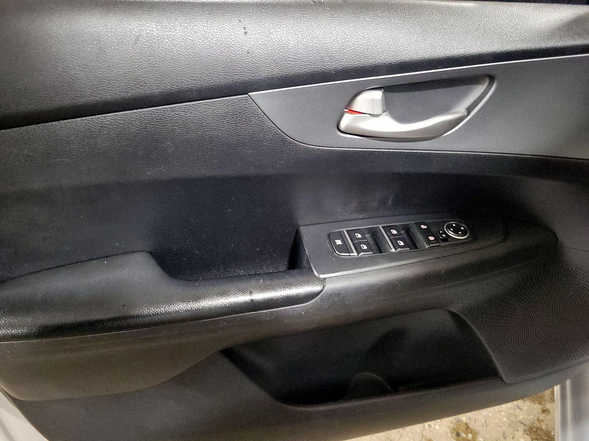 Thumbnail: 2019 Kia Forte - 12