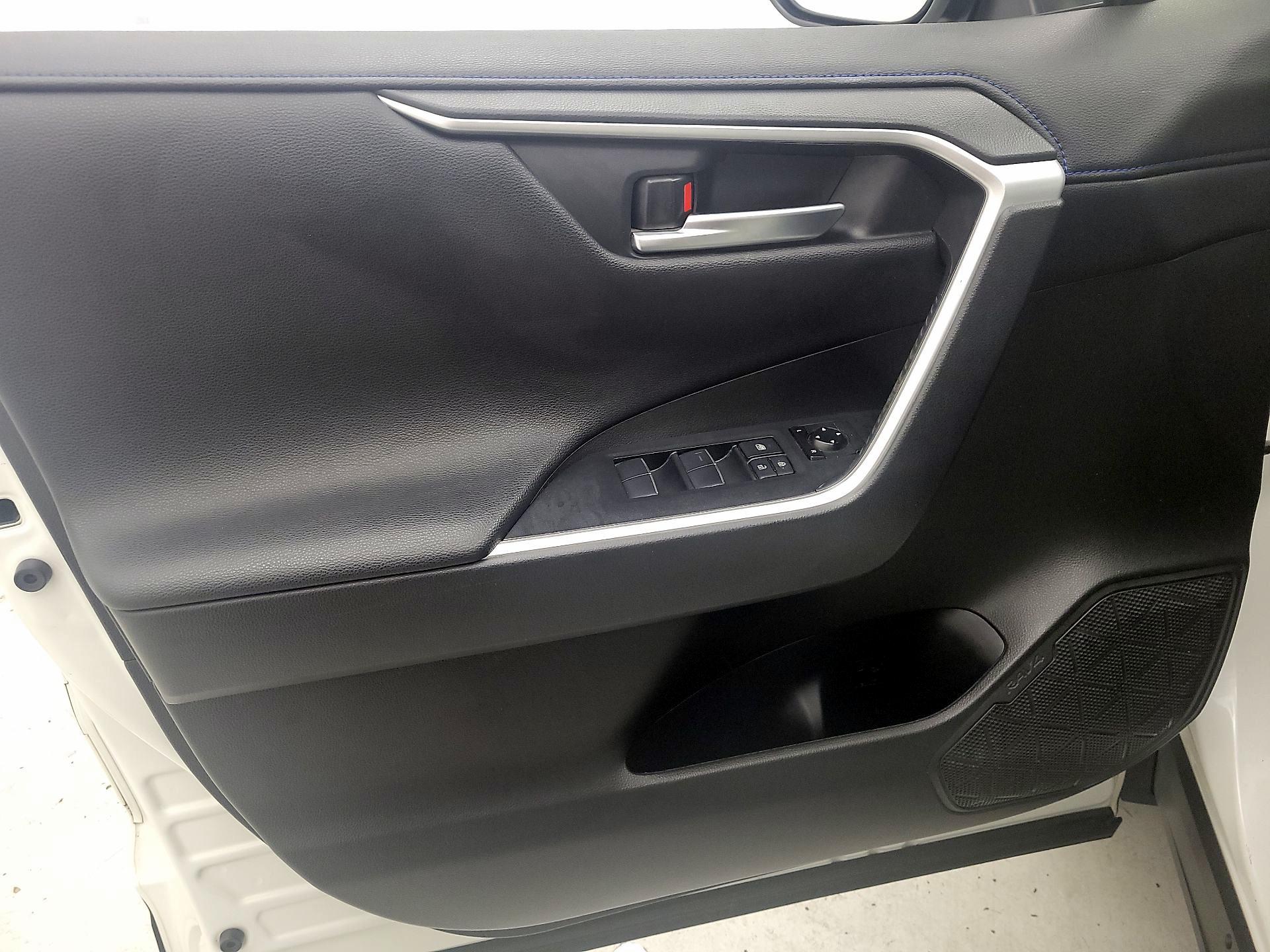 Thumbnail: 2020 Toyota RAV4 - 12