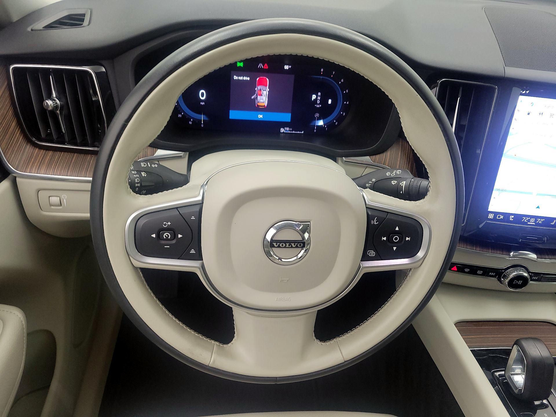 Thumbnail: 2022 Volvo XC60 - 10