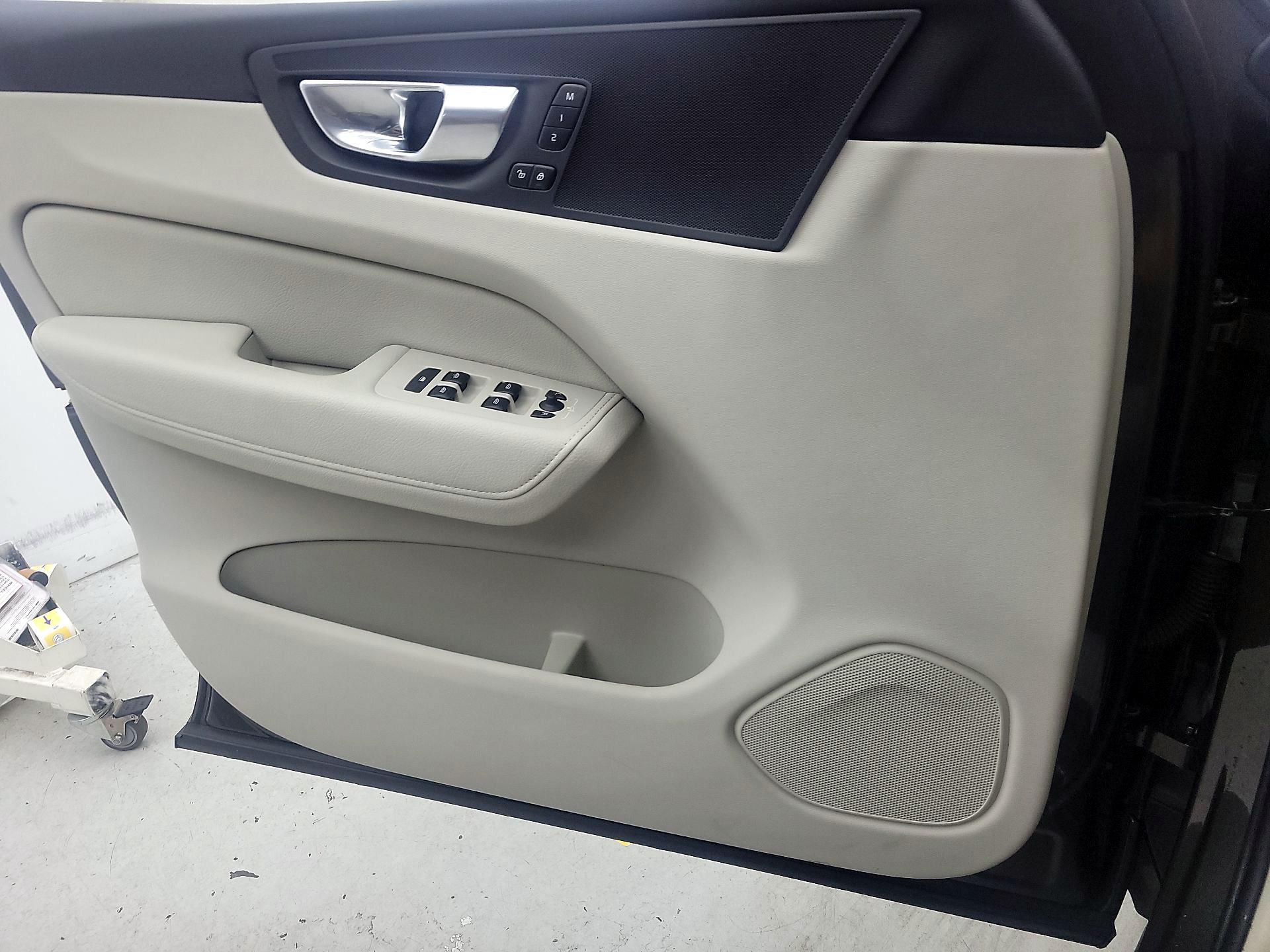 Thumbnail: 2022 Volvo XC60 - 12