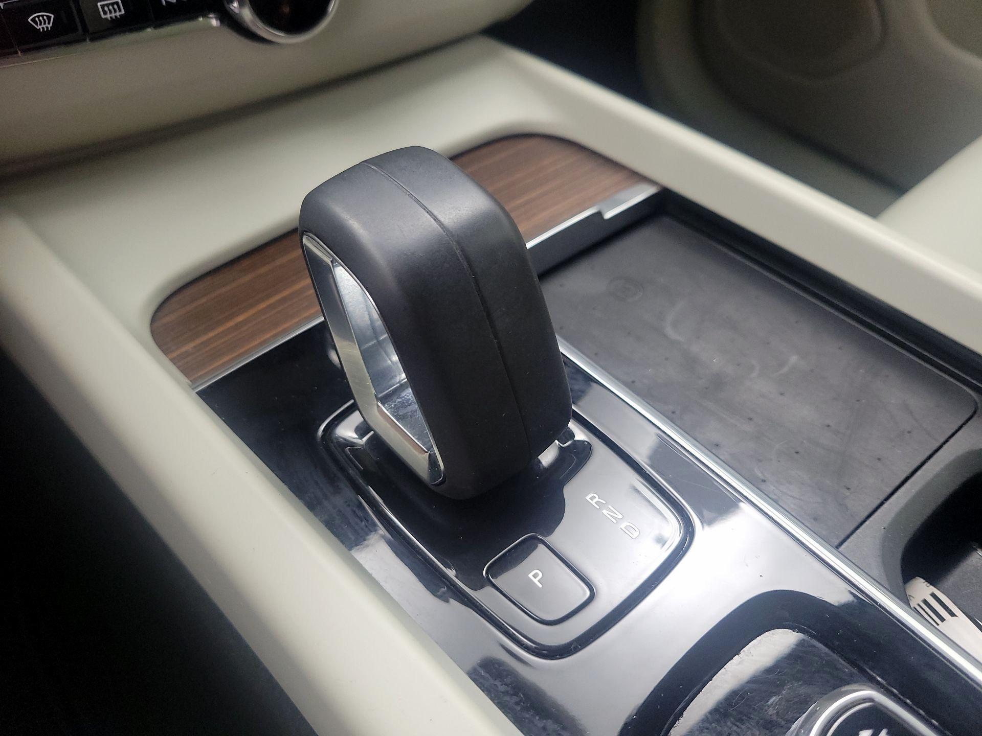 Thumbnail: 2022 Volvo XC60 - 16