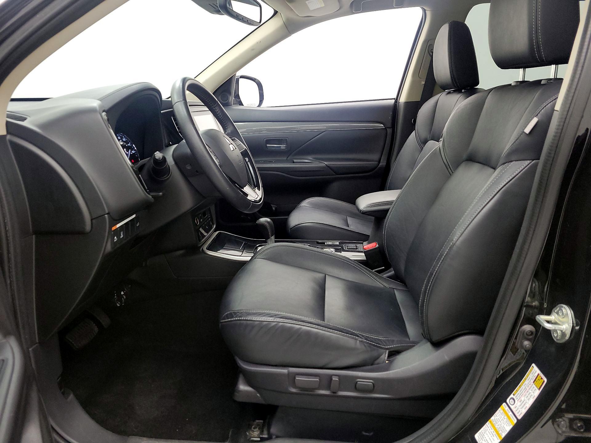 Thumbnail: 2020 Mitsubishi Outlander - 11