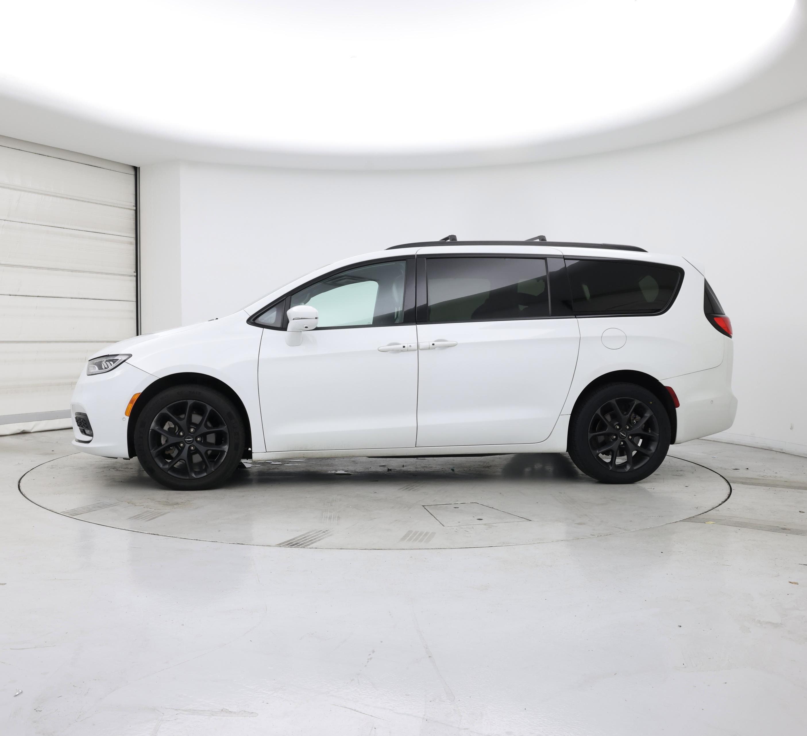 Thumbnail: 2021 Chrysler Pacifica - 3