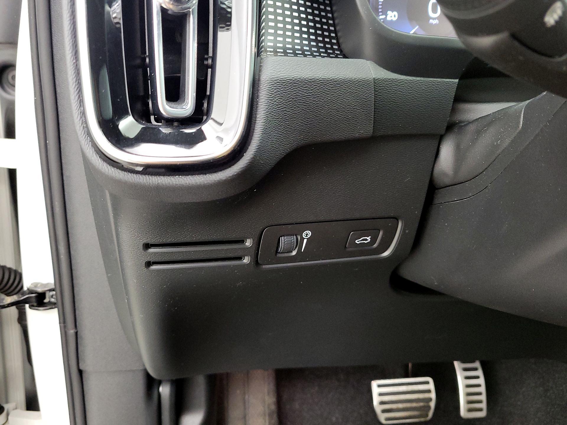 Thumbnail: 2021 Volvo XC40 - 13