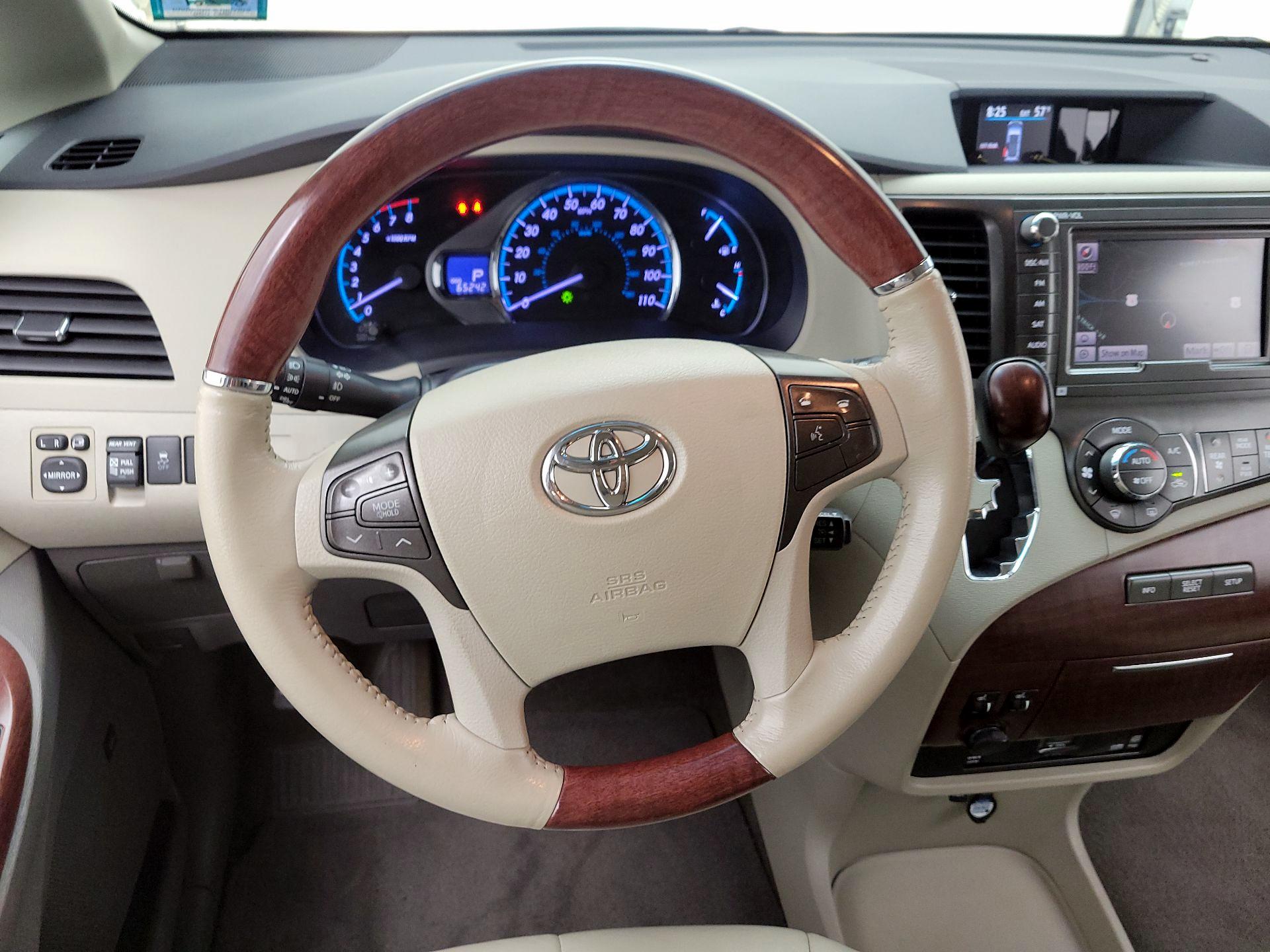 Thumbnail: 2014 Toyota Sienna - 10