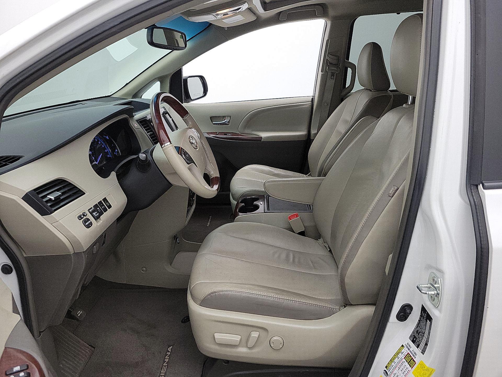 Thumbnail: 2014 Toyota Sienna - 11