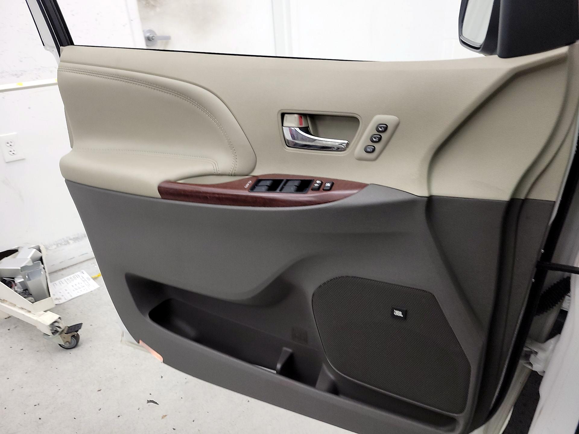 Thumbnail: 2014 Toyota Sienna - 12