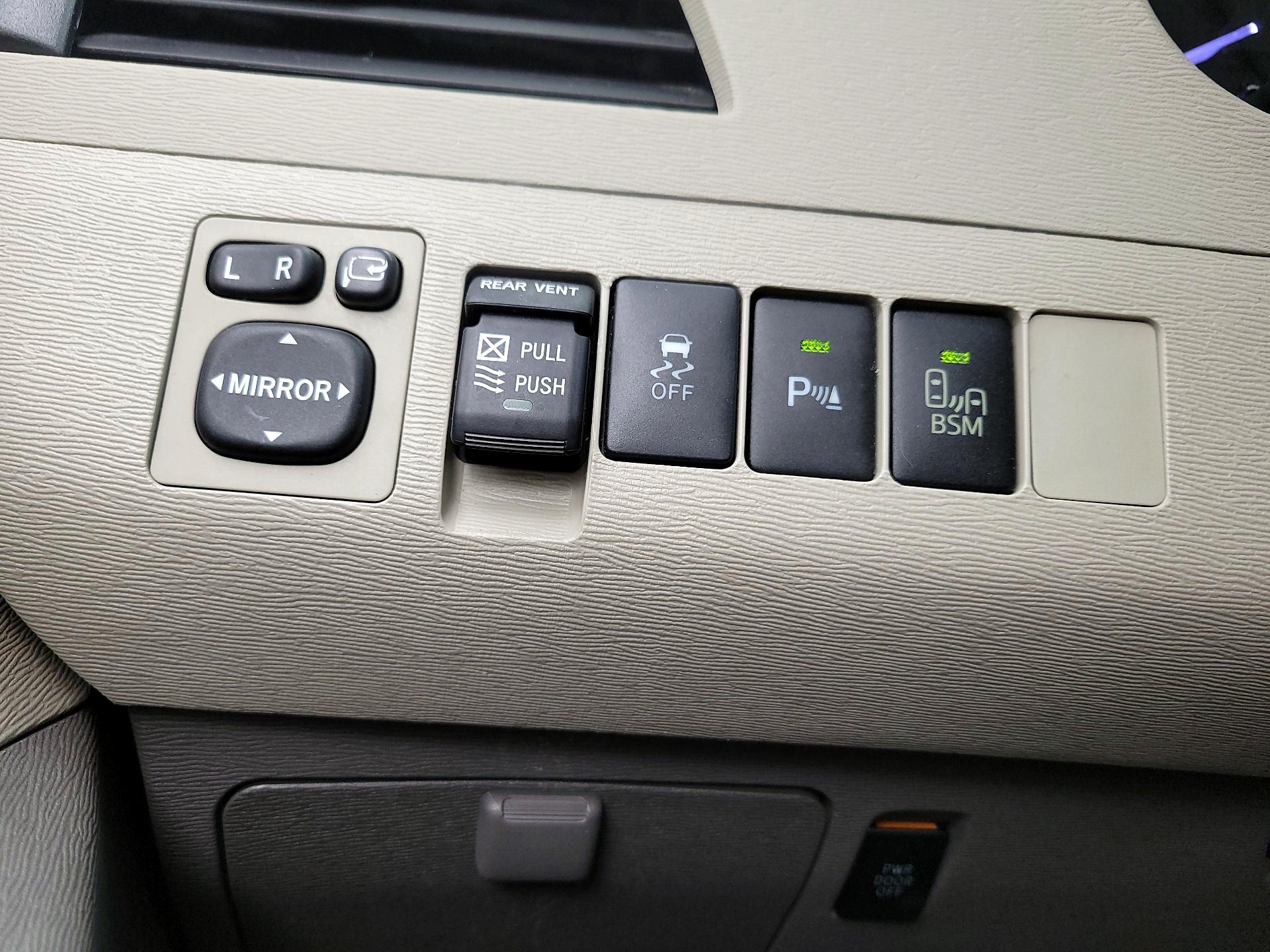 Thumbnail: 2014 Toyota Sienna - 13