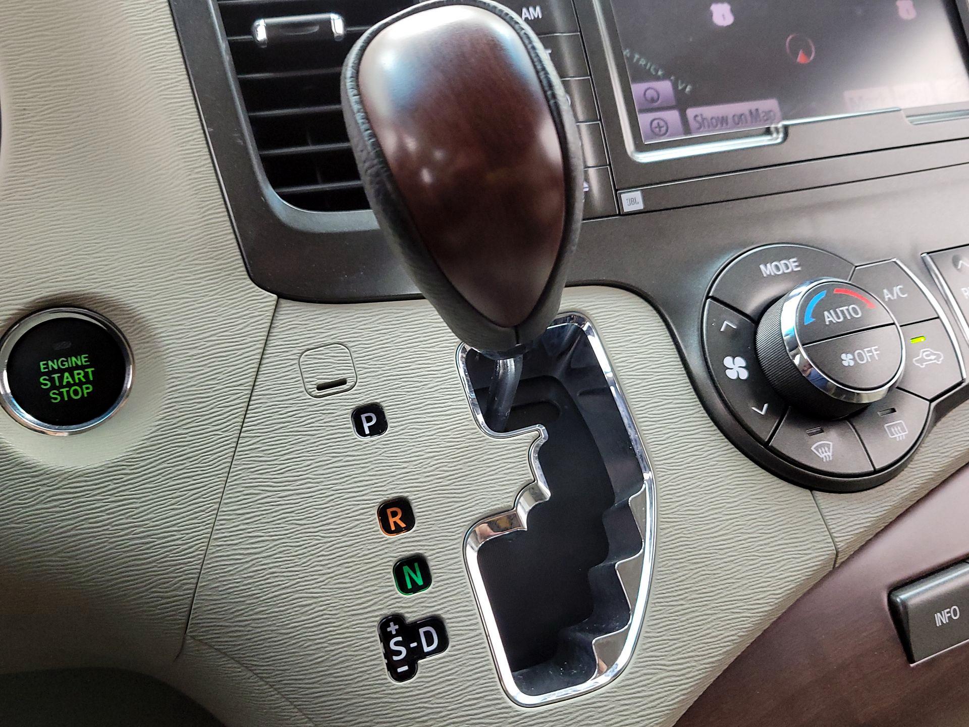 Thumbnail: 2014 Toyota Sienna - 18