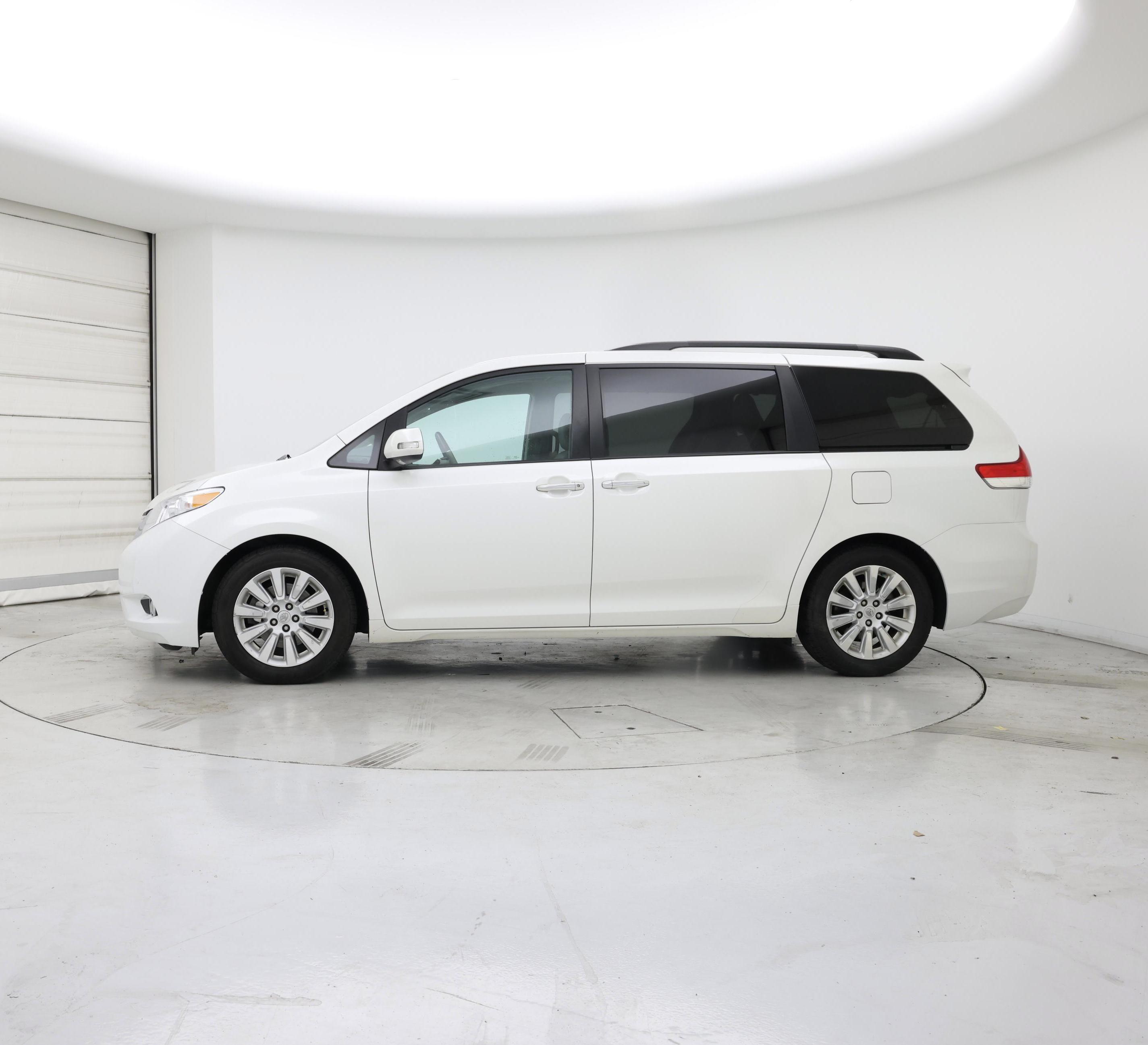 Thumbnail: 2014 Toyota Sienna - 3