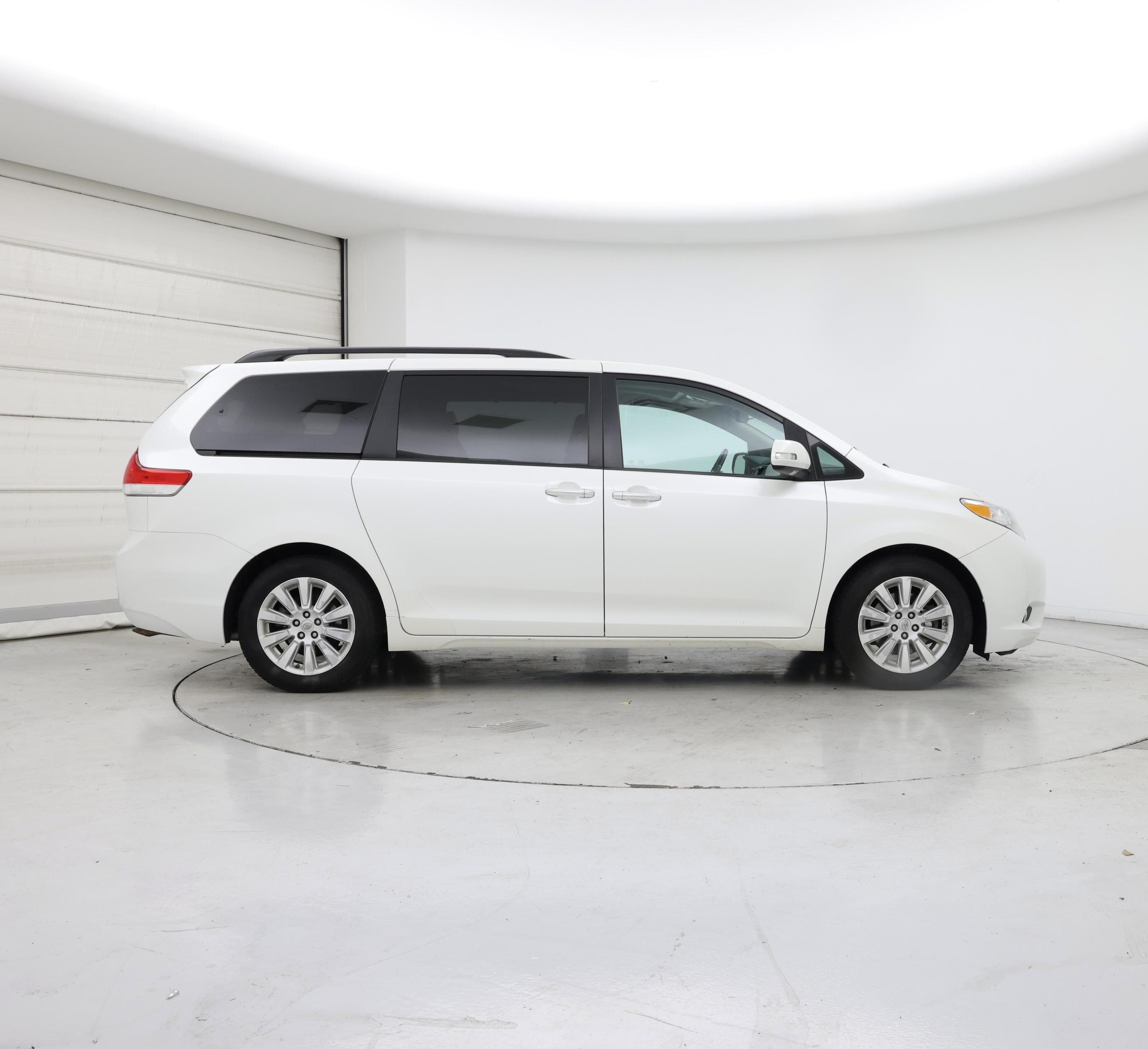 Thumbnail: 2014 Toyota Sienna - 7