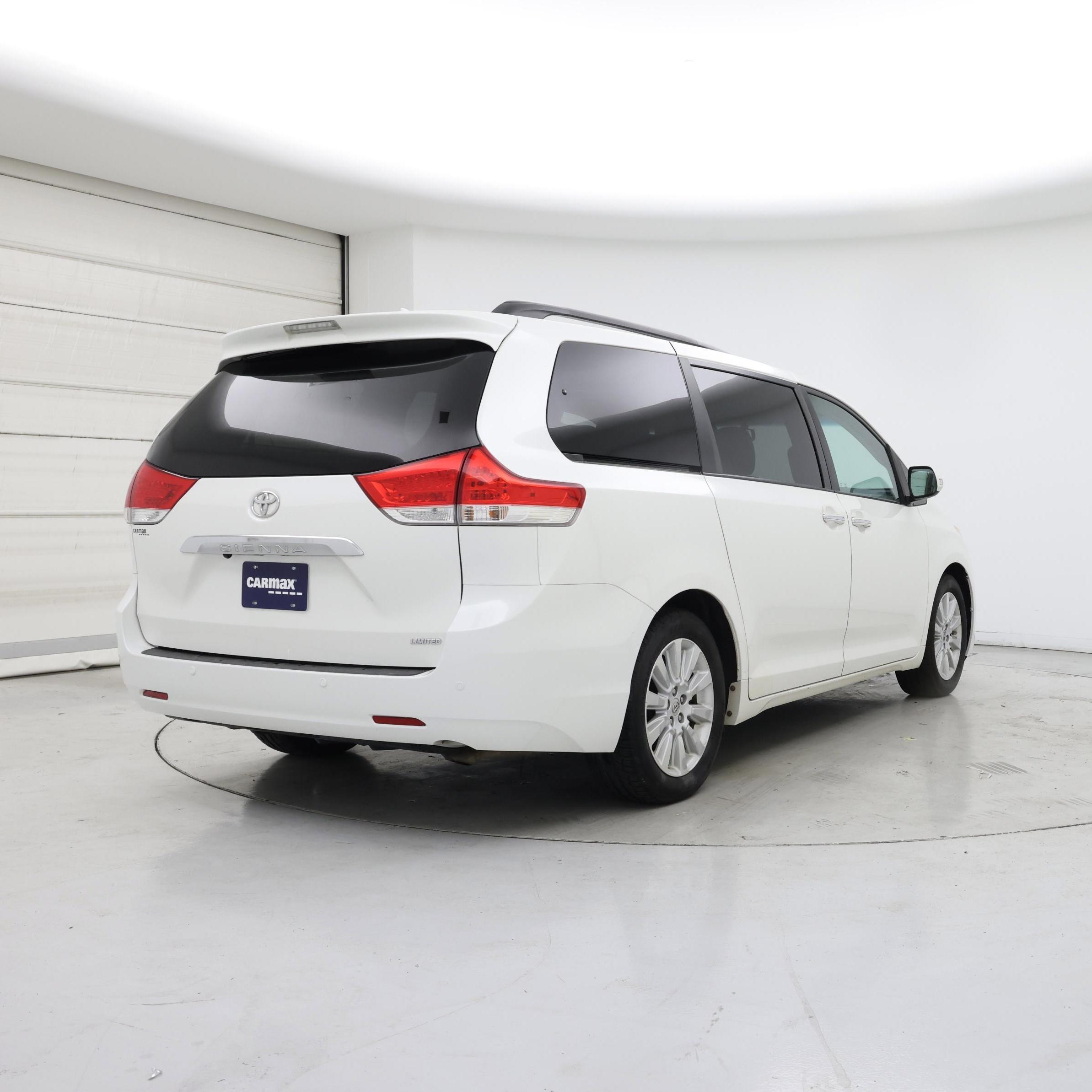Thumbnail: 2014 Toyota Sienna - 8