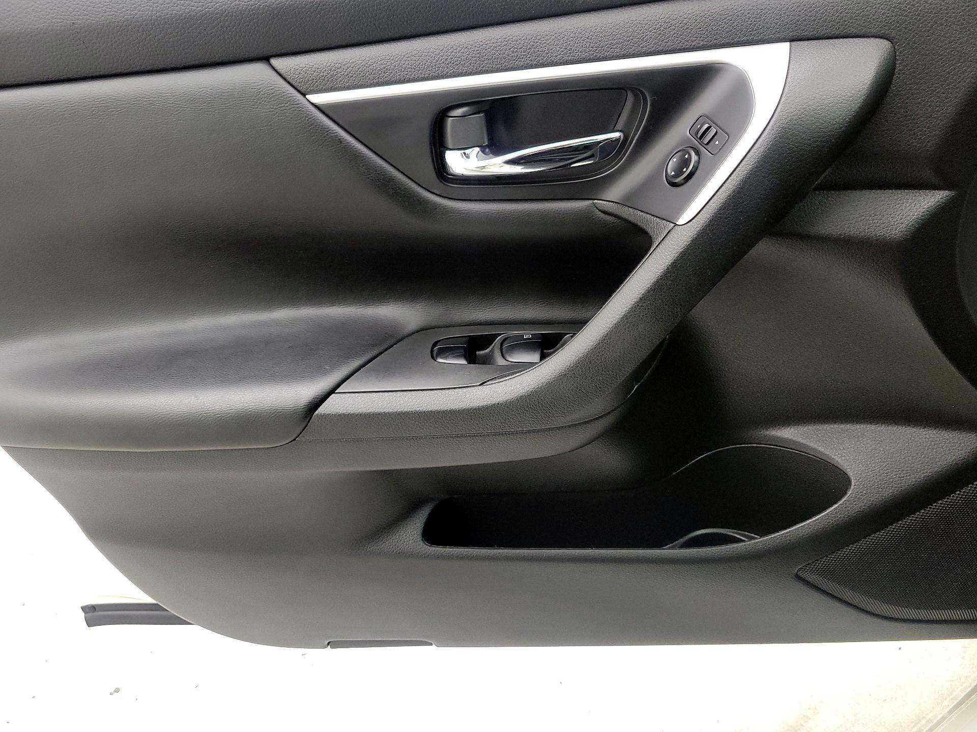 Thumbnail: 2016 Nissan Altima - 12