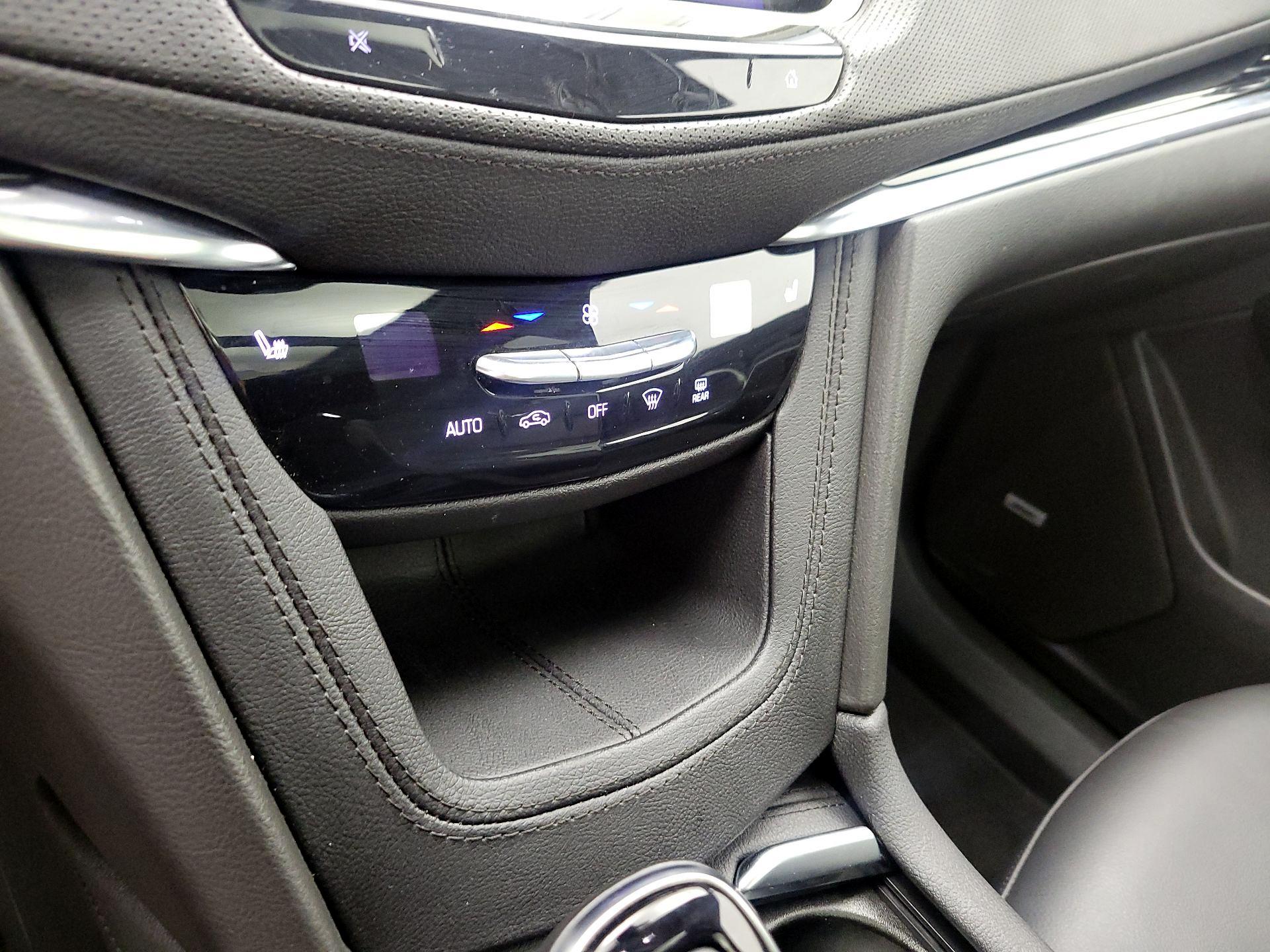 Thumbnail: 2022 Cadillac XT6 - 16