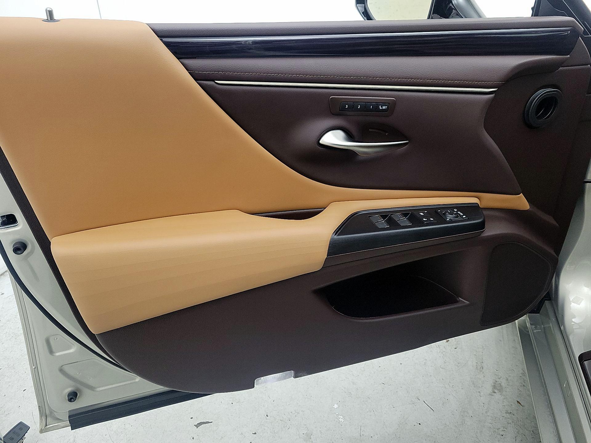 Thumbnail: 2021 Lexus ES - 12