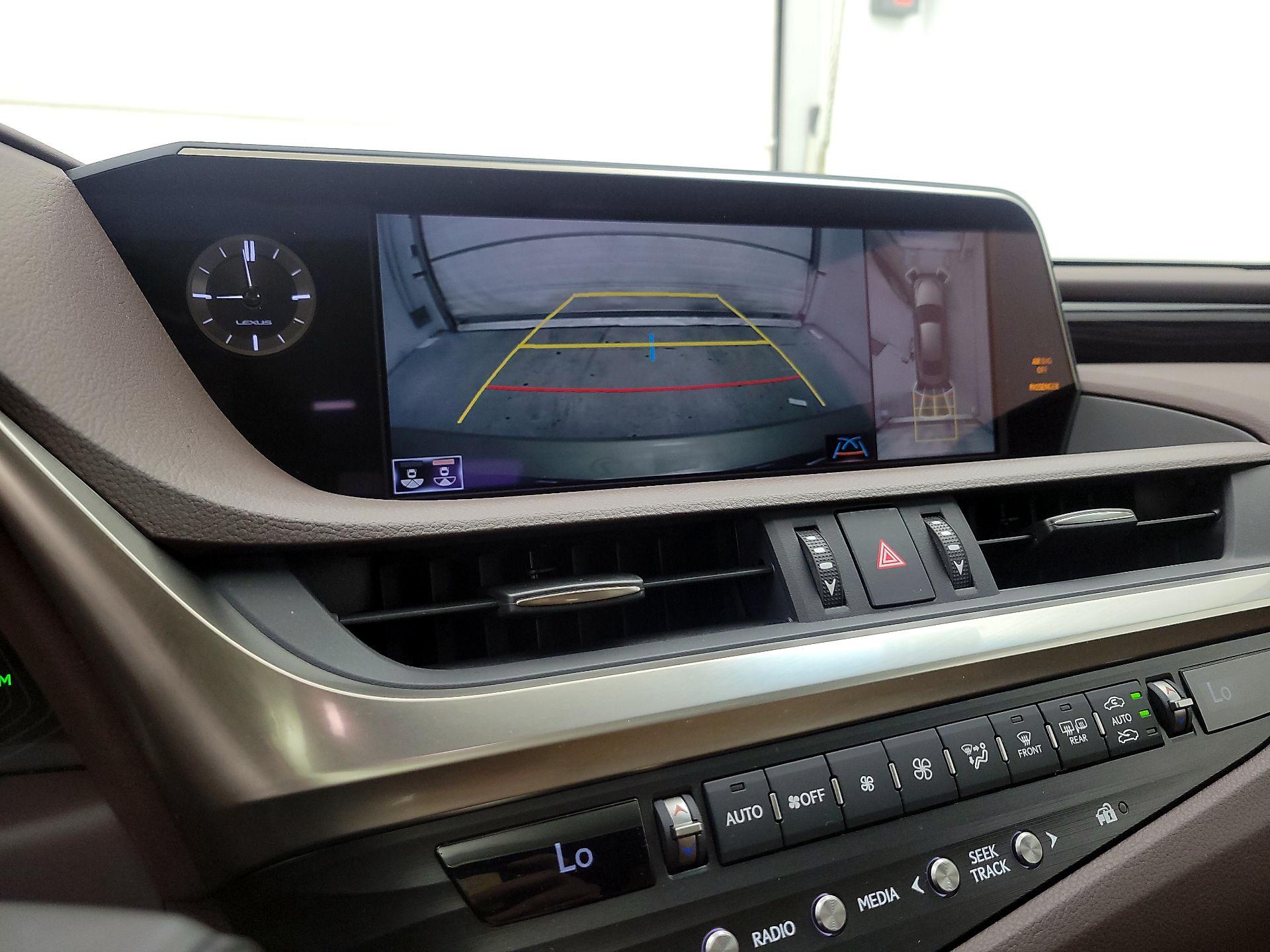 Thumbnail: 2021 Lexus ES - 13