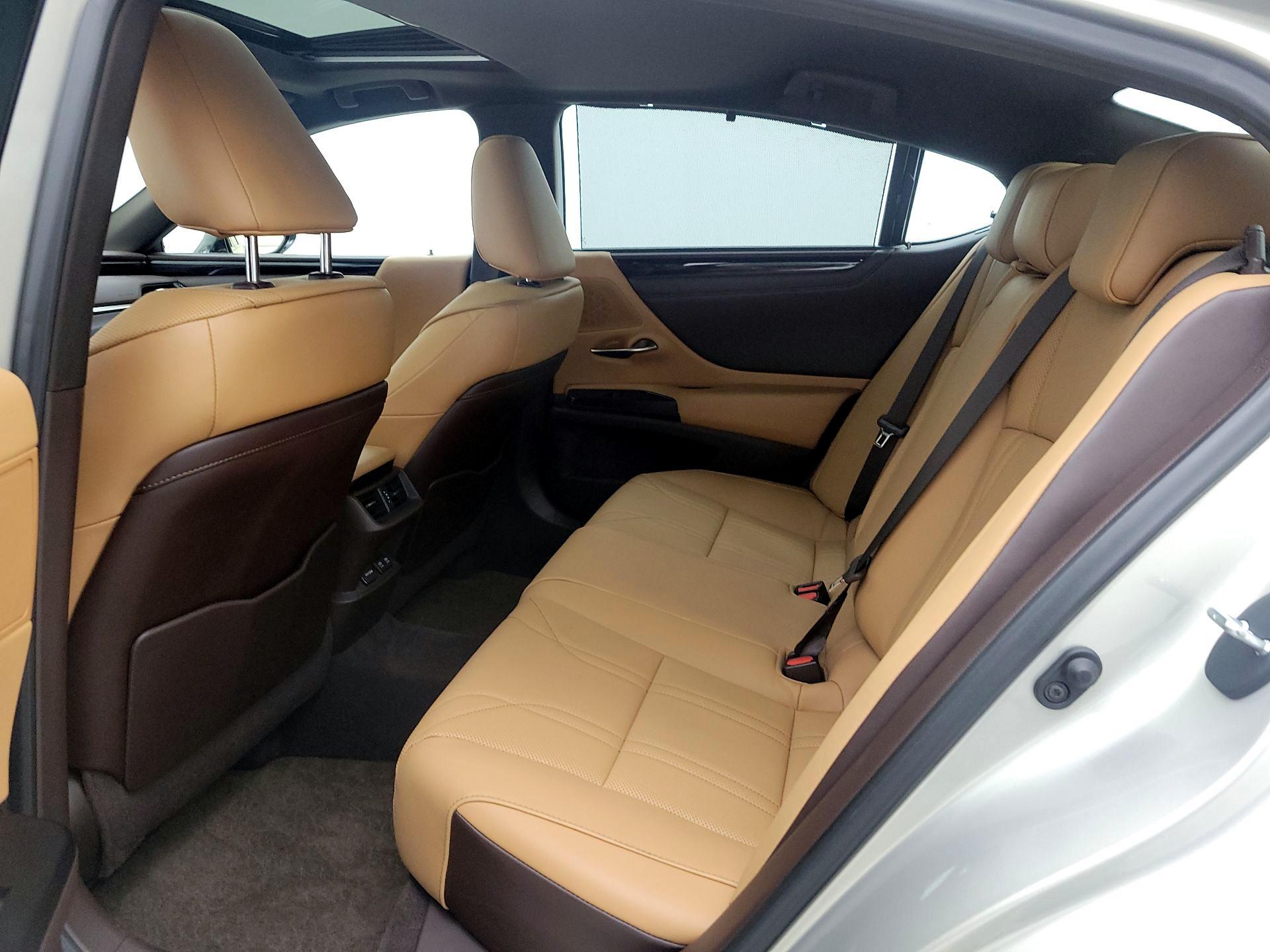 Thumbnail: 2021 Lexus ES - 18