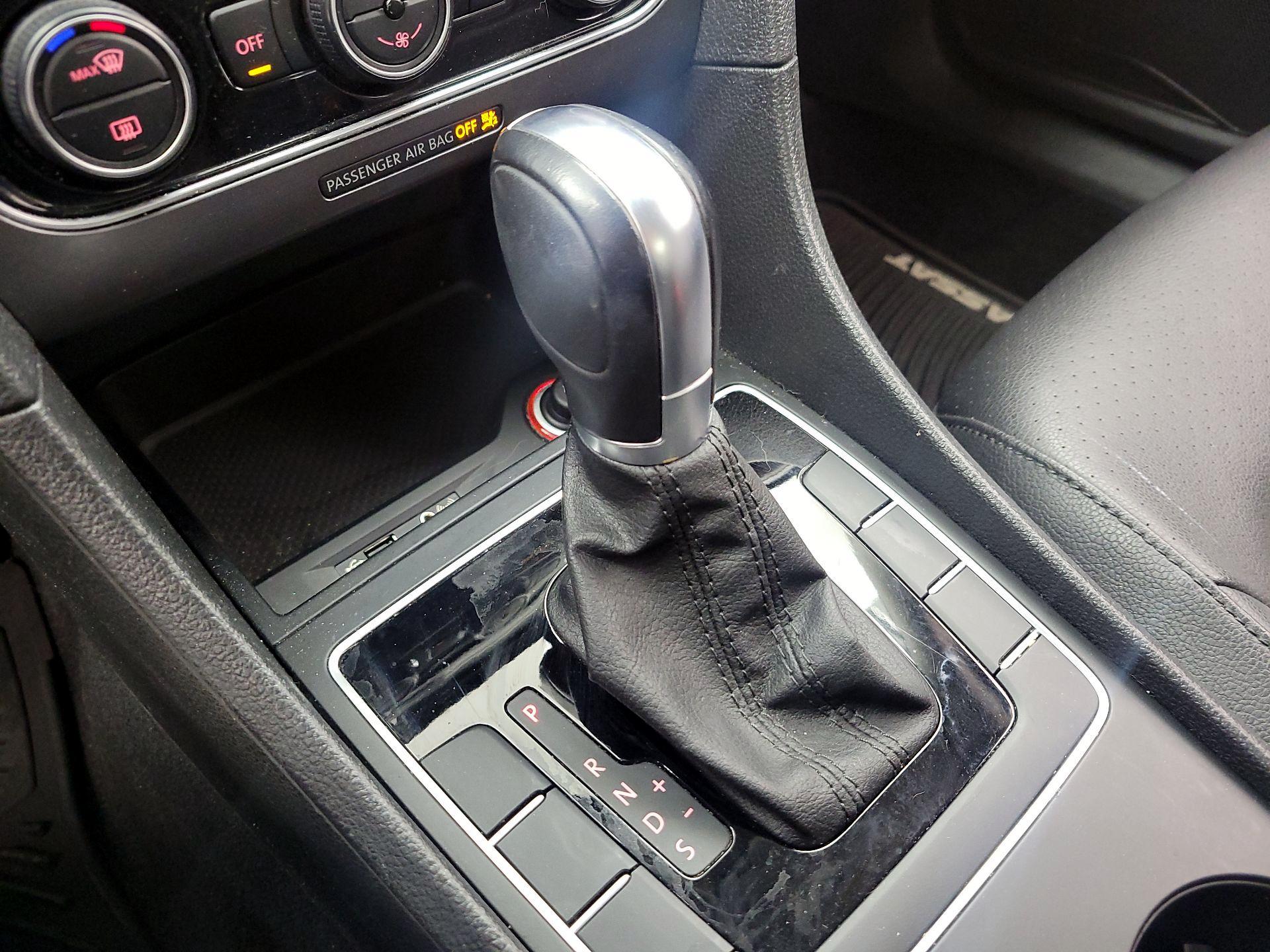 Thumbnail: 2018 Volkswagen Passat - 16