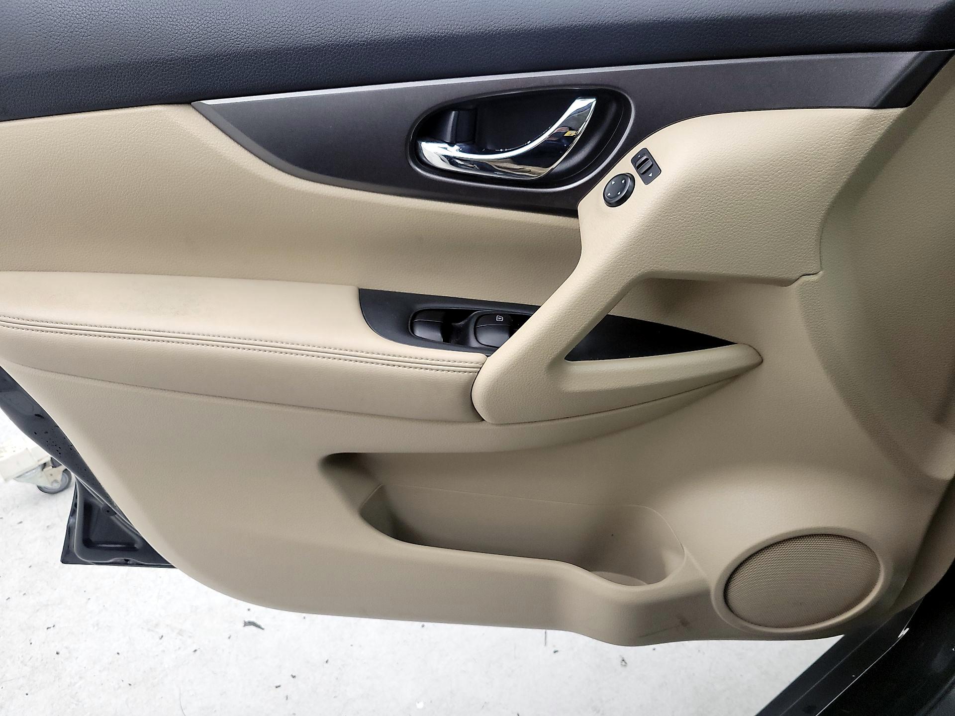 Thumbnail: 2016 Nissan Rogue - 12