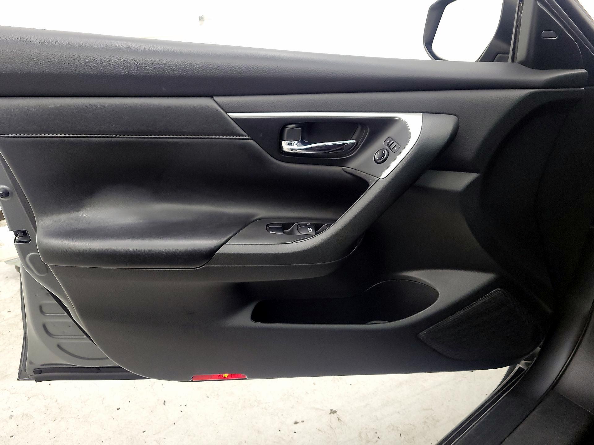 Thumbnail: 2016 Nissan Altima - 12