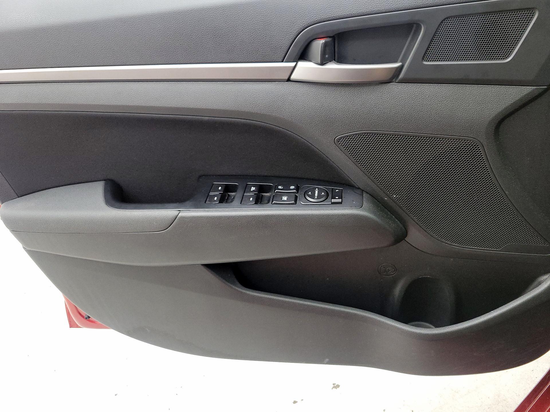 Thumbnail: 2017 Hyundai Elantra - 12