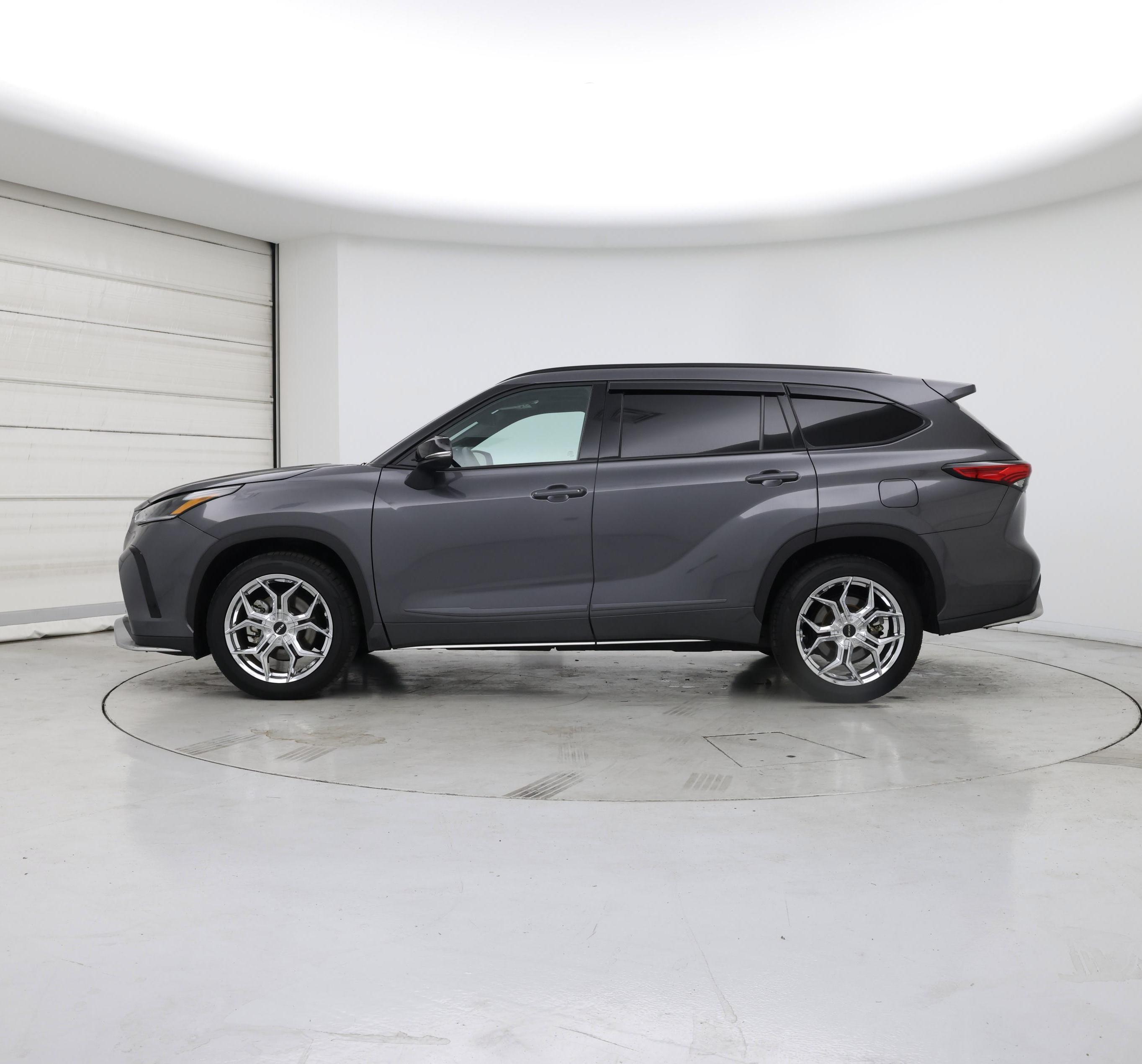 Thumbnail: 2022 Toyota Highlander - 3