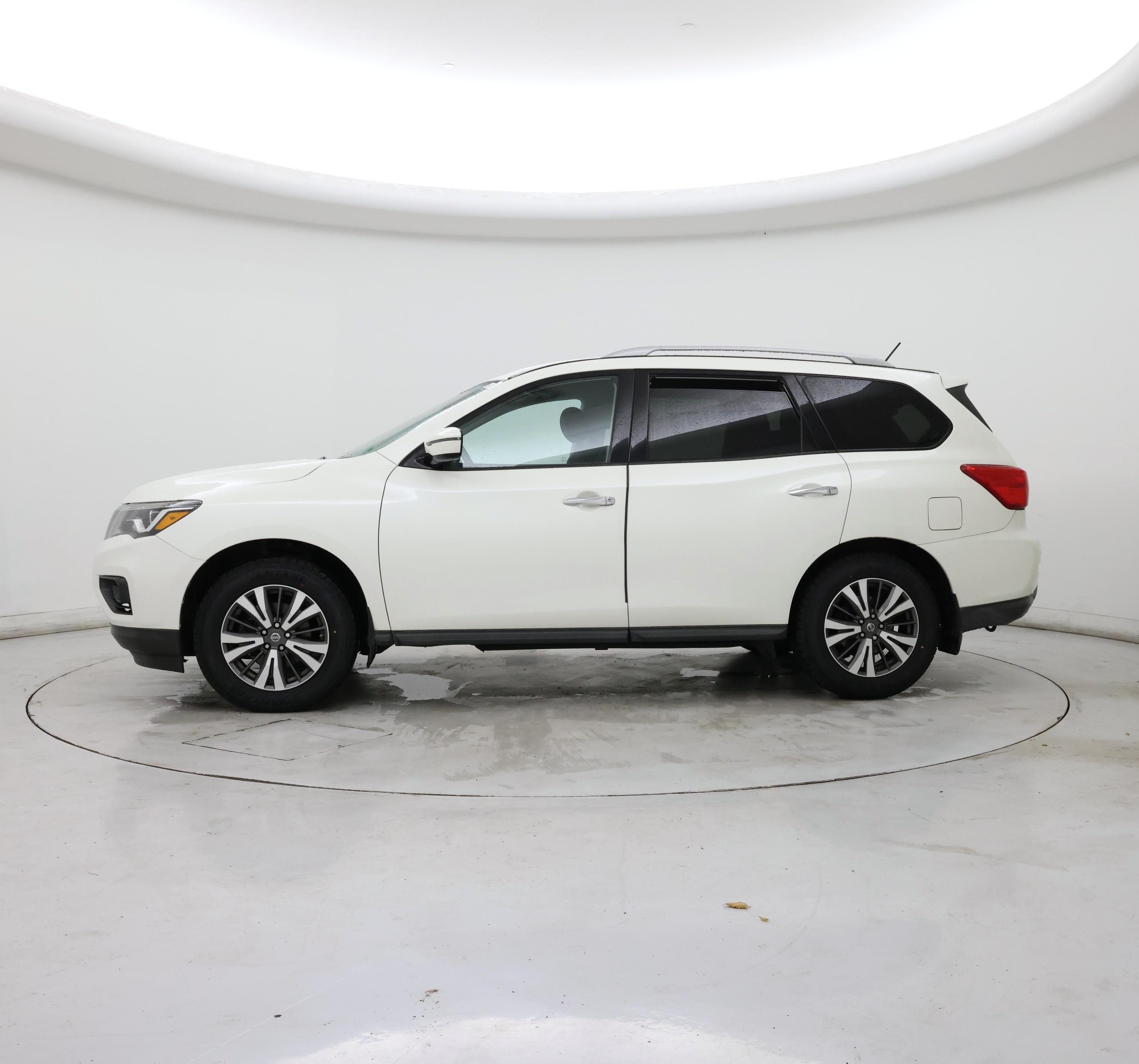 Thumbnail: 2017 Nissan Pathfinder - 3