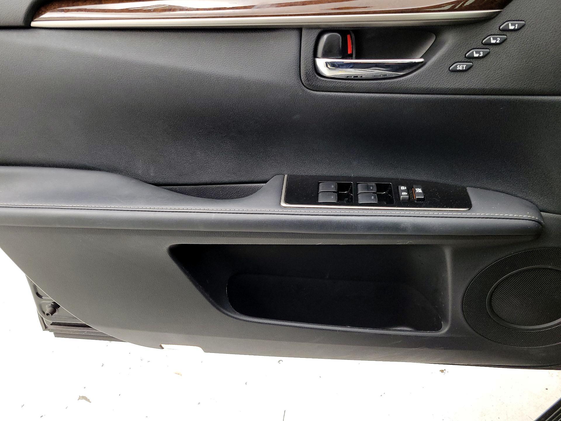 Thumbnail: 2017 Lexus ES - 12