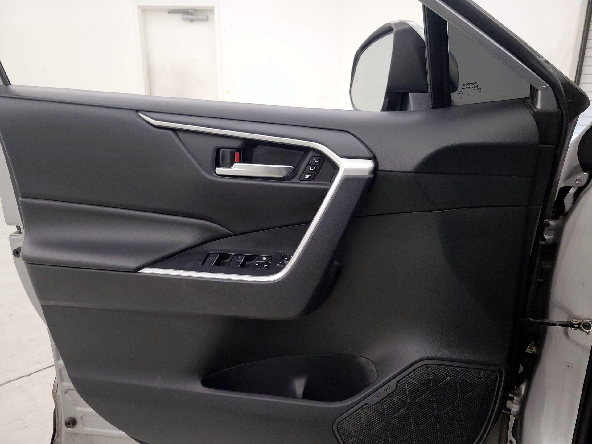 Thumbnail: 2019 Toyota RAV4 - 12