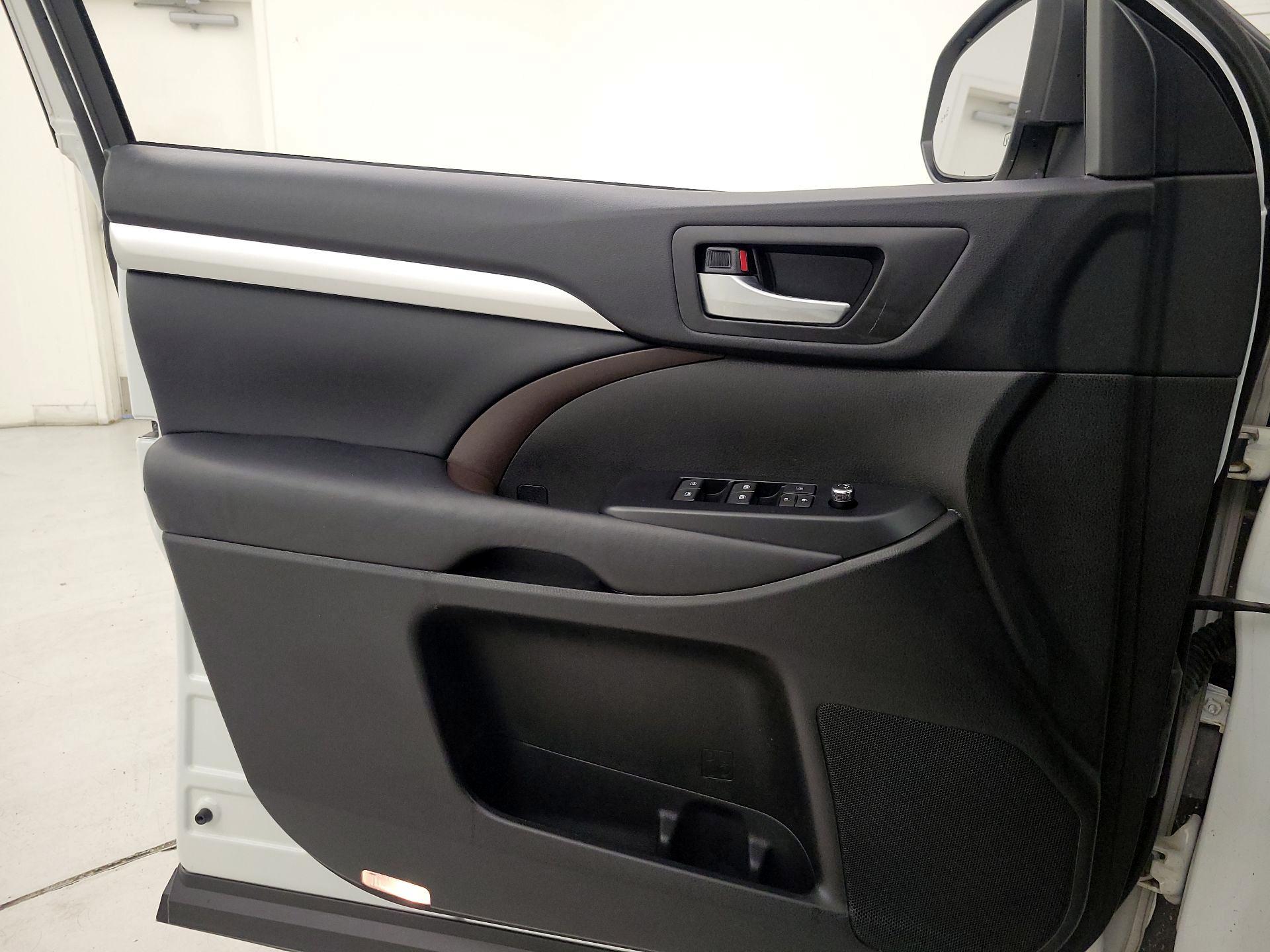 Thumbnail: 2017 Toyota Highlander - 12