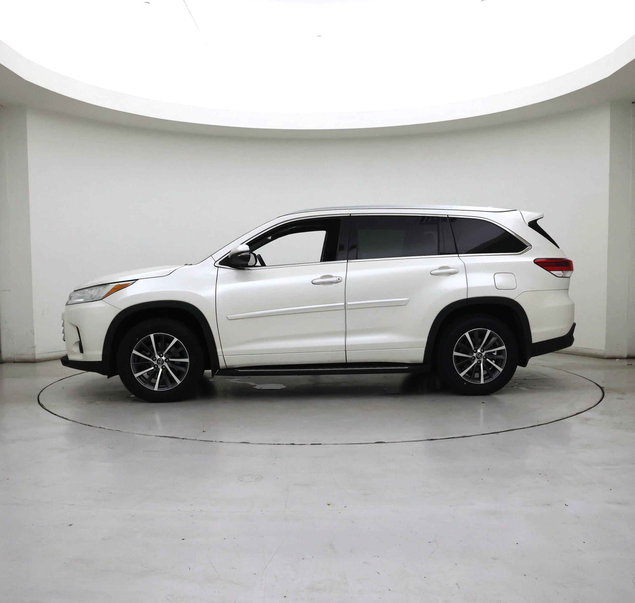 Thumbnail: 2017 Toyota Highlander - 3