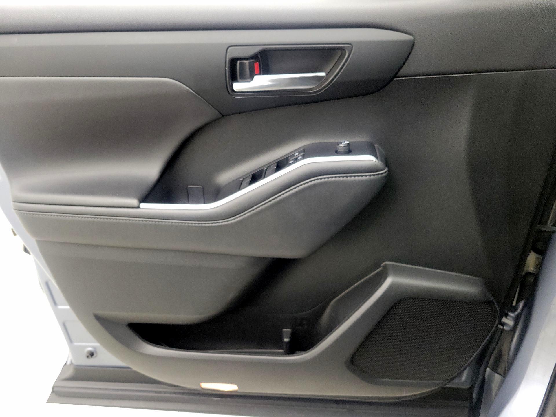 Thumbnail: 2022 Toyota Highlander - 12