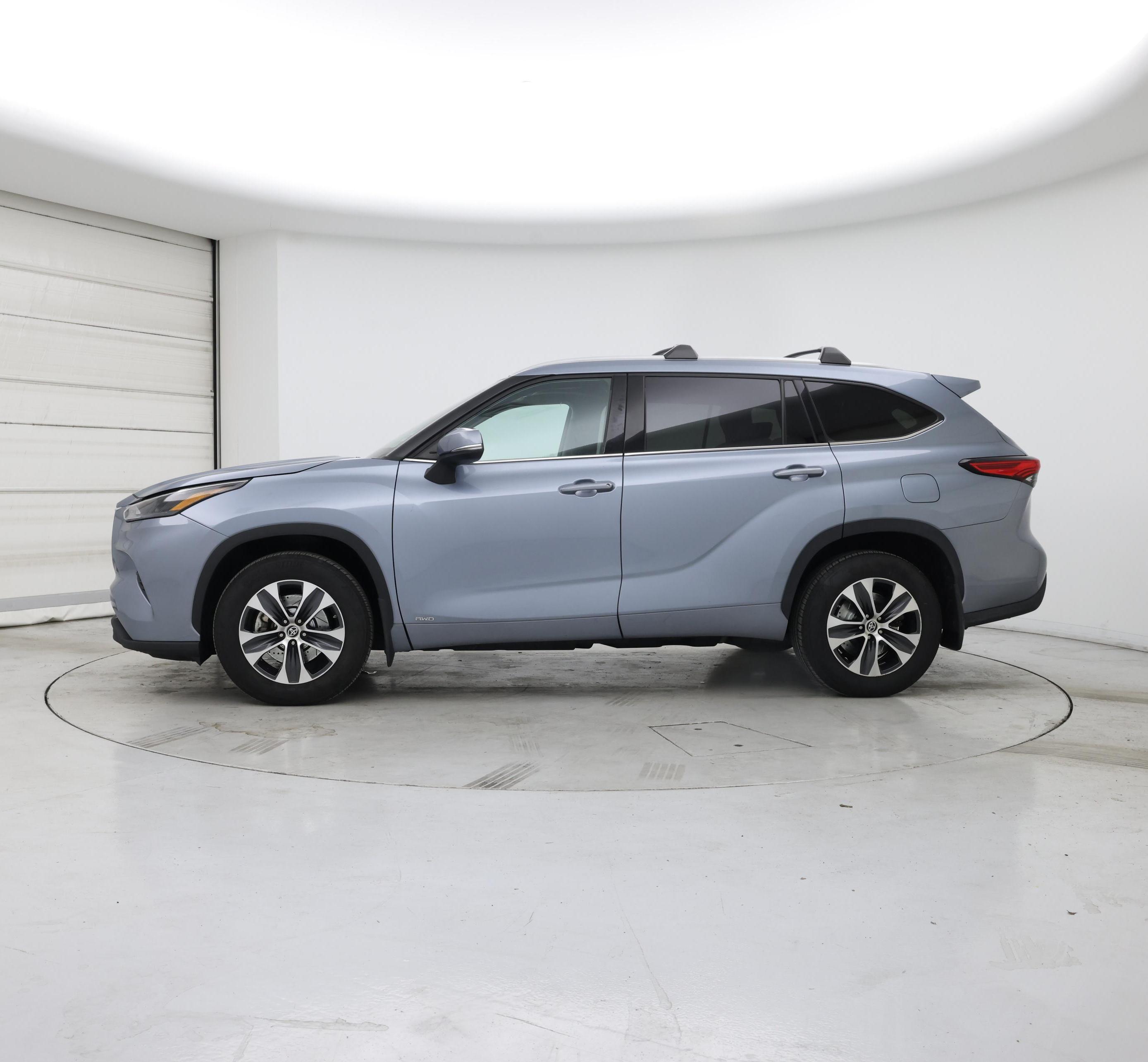 Thumbnail: 2022 Toyota Highlander - 3