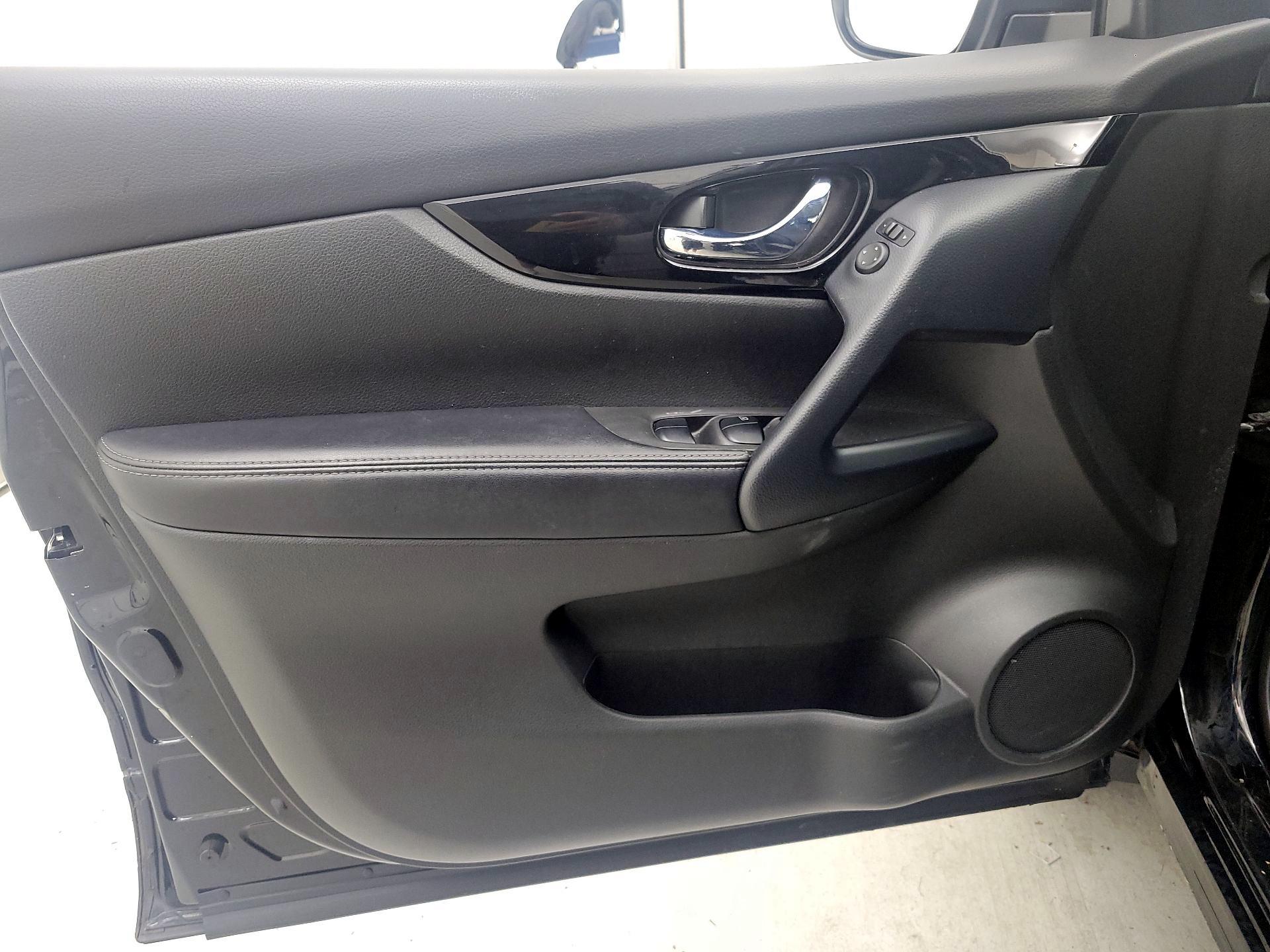 Thumbnail: 2020 Nissan Rogue Sport - 12