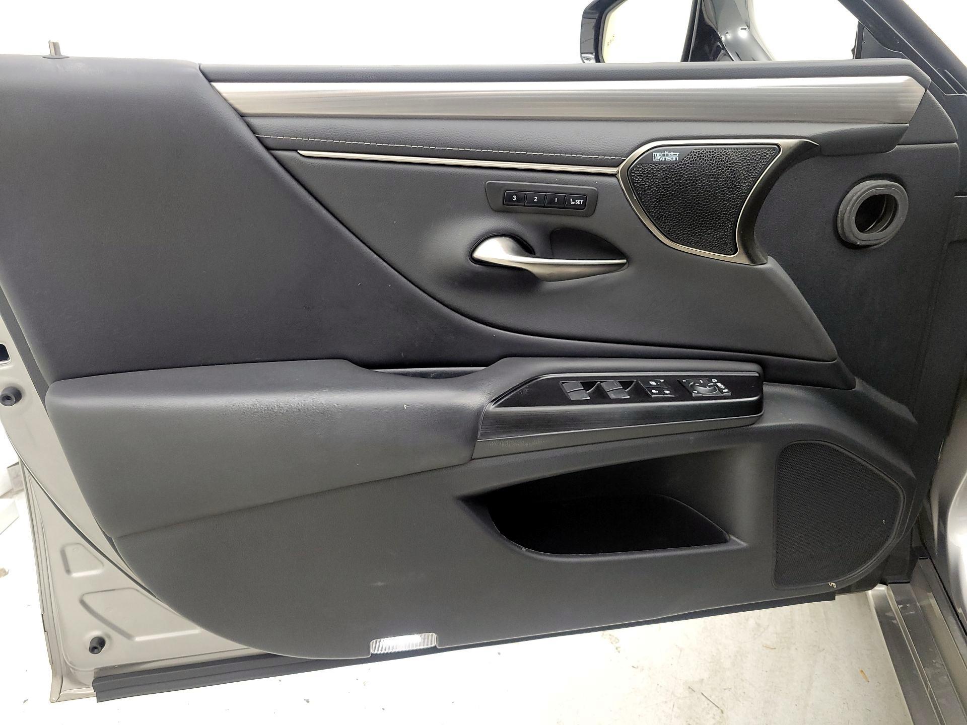 Thumbnail: 2020 Lexus ES - 12