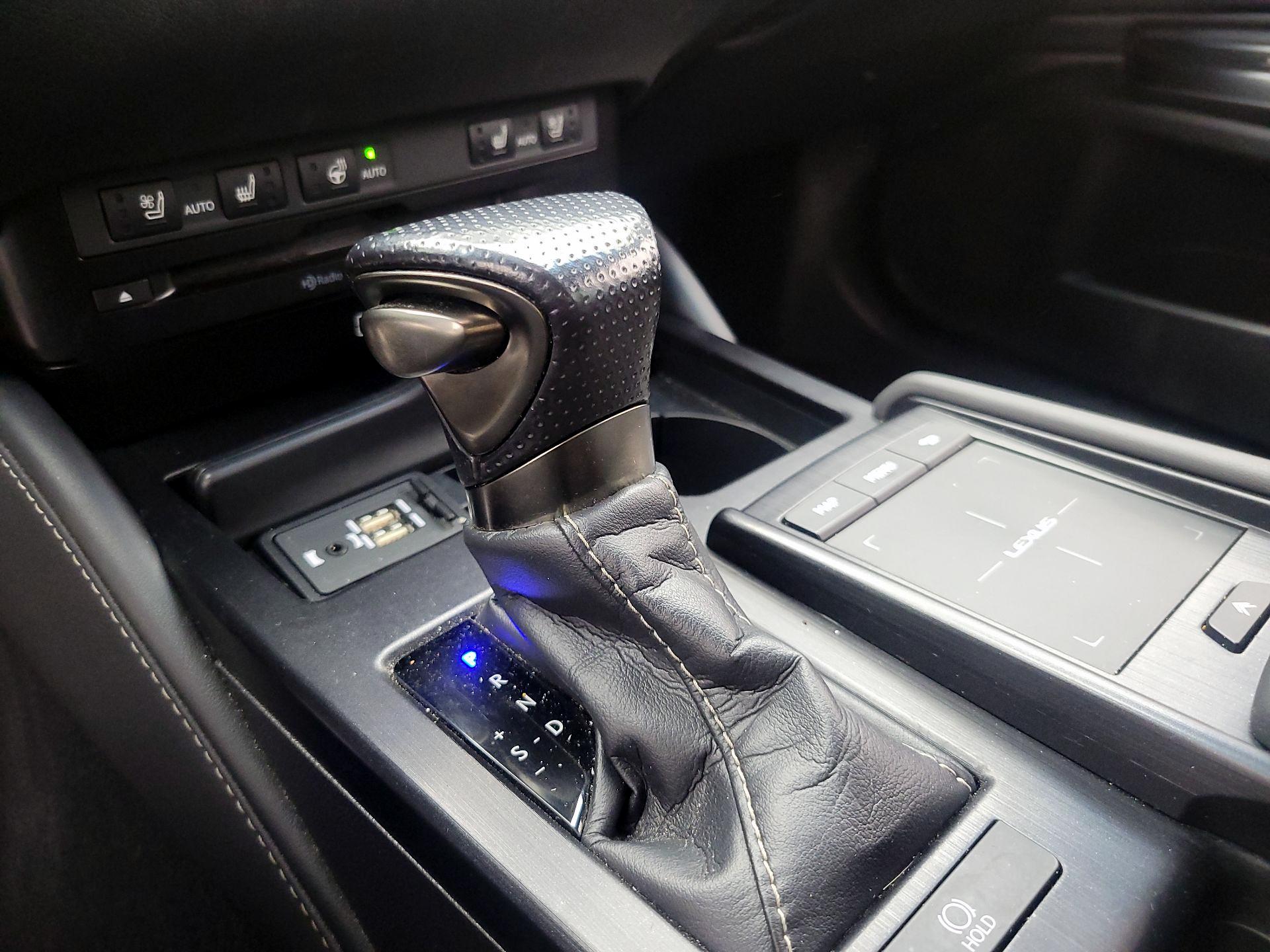 Thumbnail: 2020 Lexus ES - 17