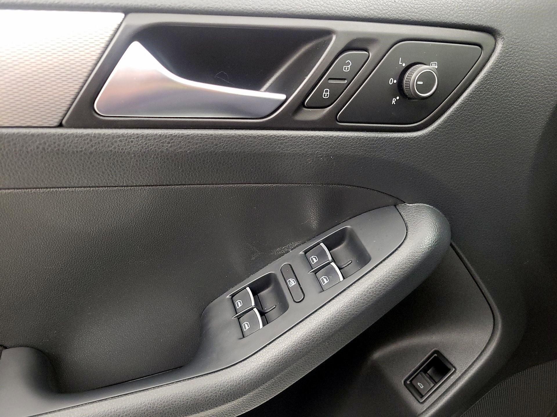 Thumbnail: 2015 Volkswagen Jetta - 10