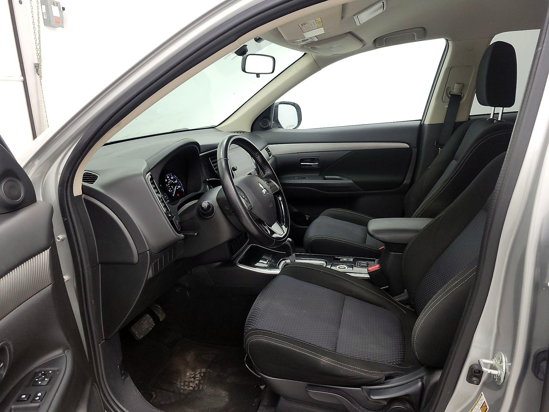 Thumbnail: 2018 Mitsubishi Outlander - 11