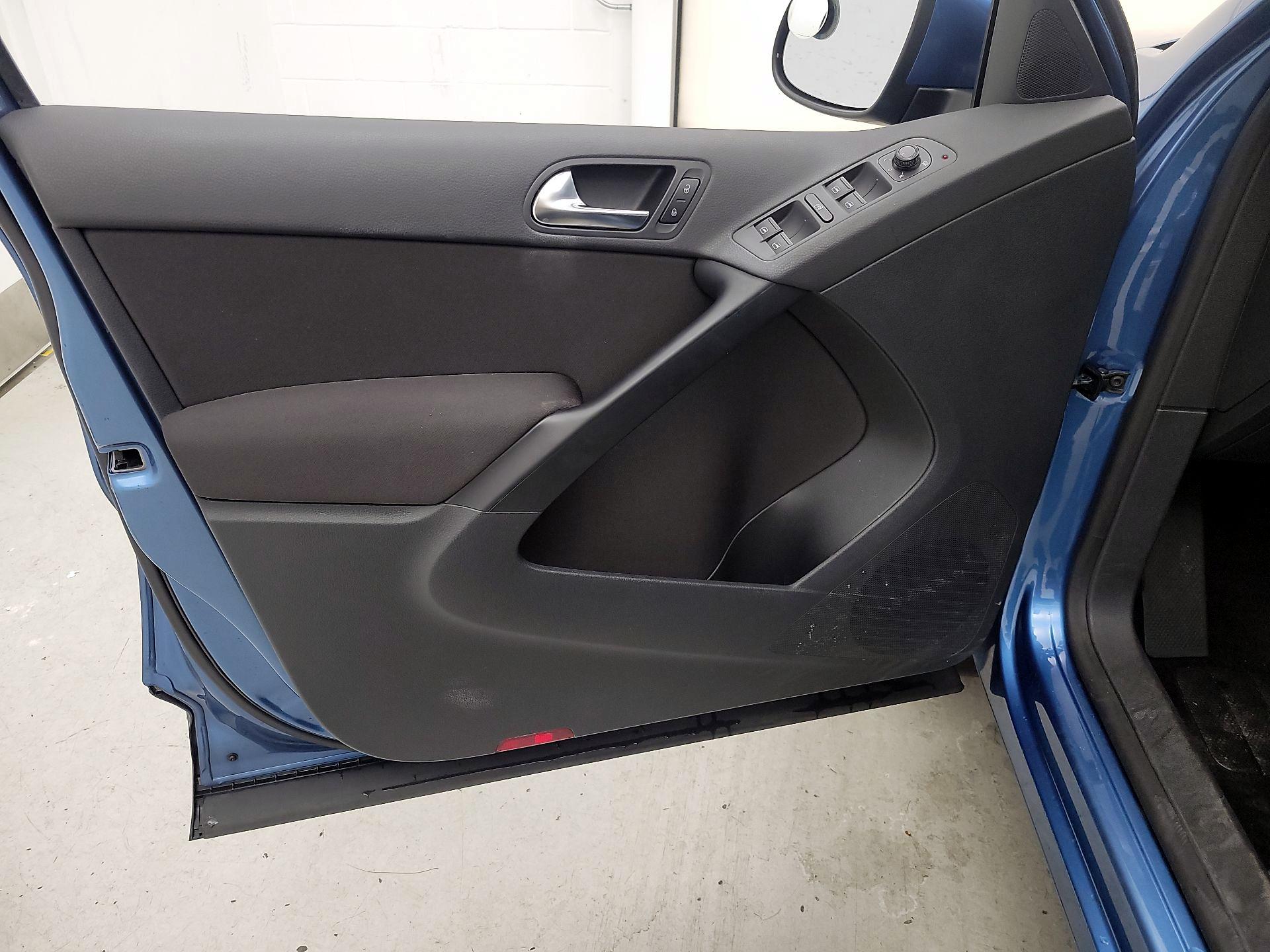 Thumbnail: 2017 Volkswagen Tiguan - 12