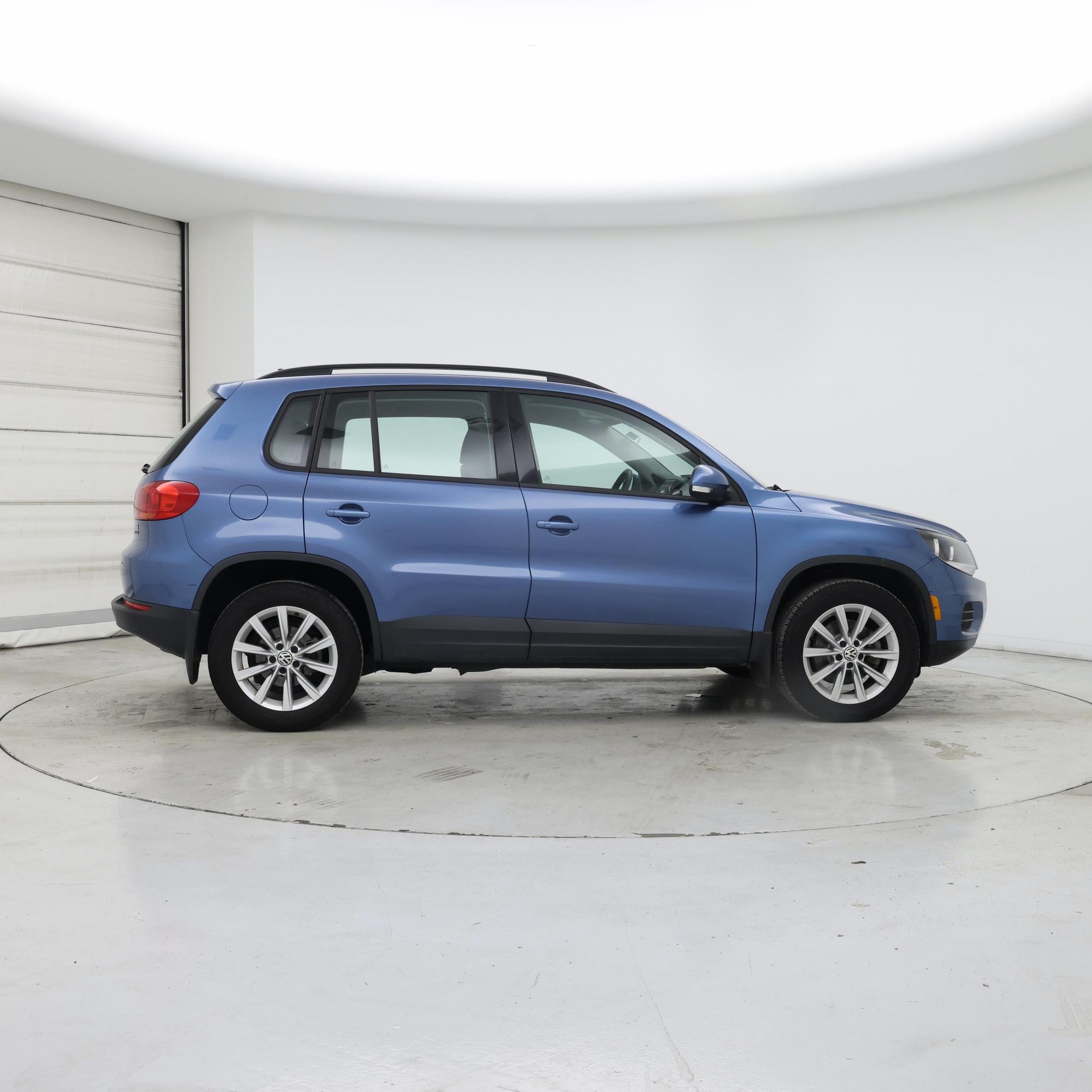 Thumbnail: 2017 Volkswagen Tiguan - 7