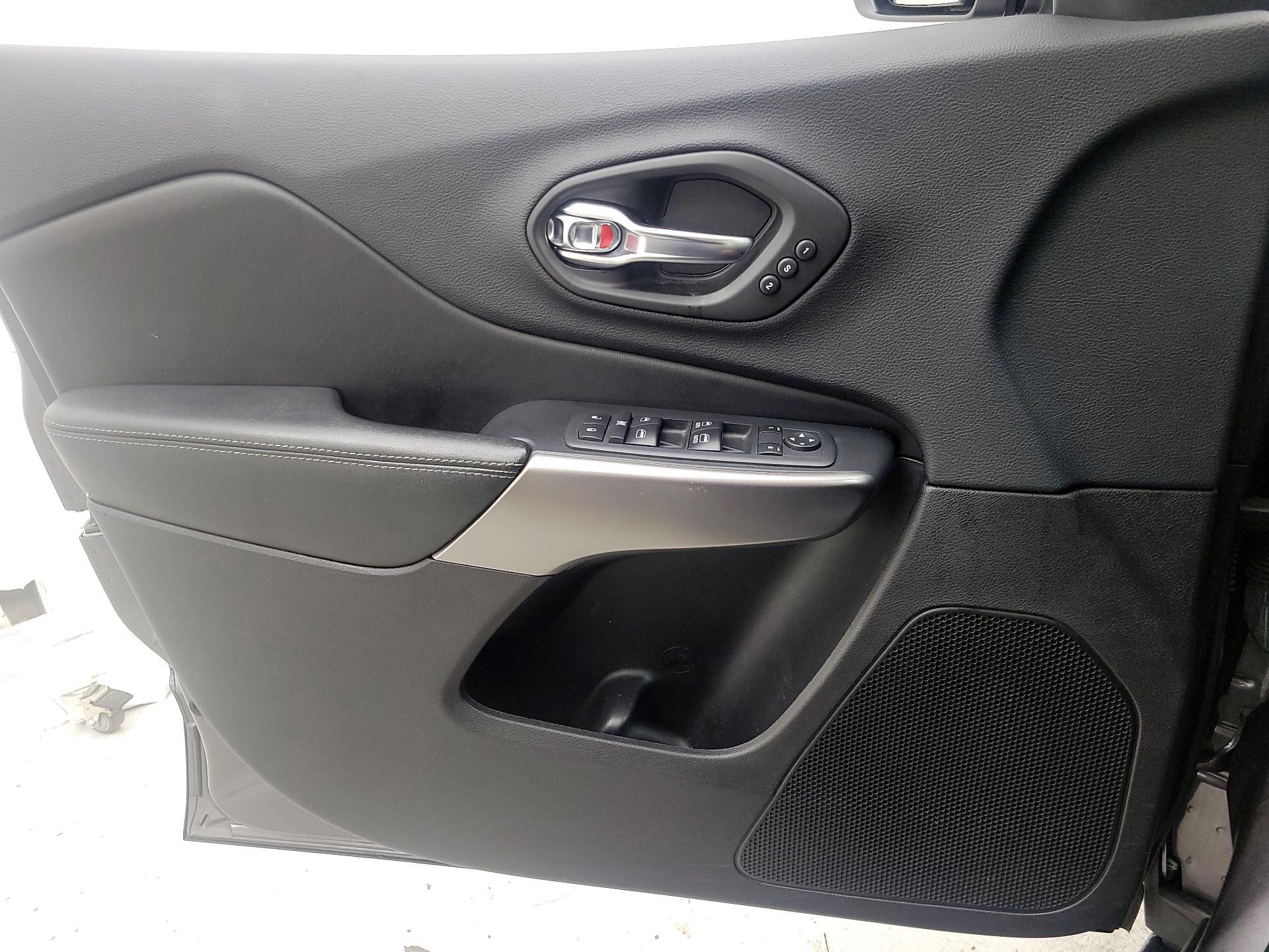 Thumbnail: 2020 Jeep Cherokee - 12