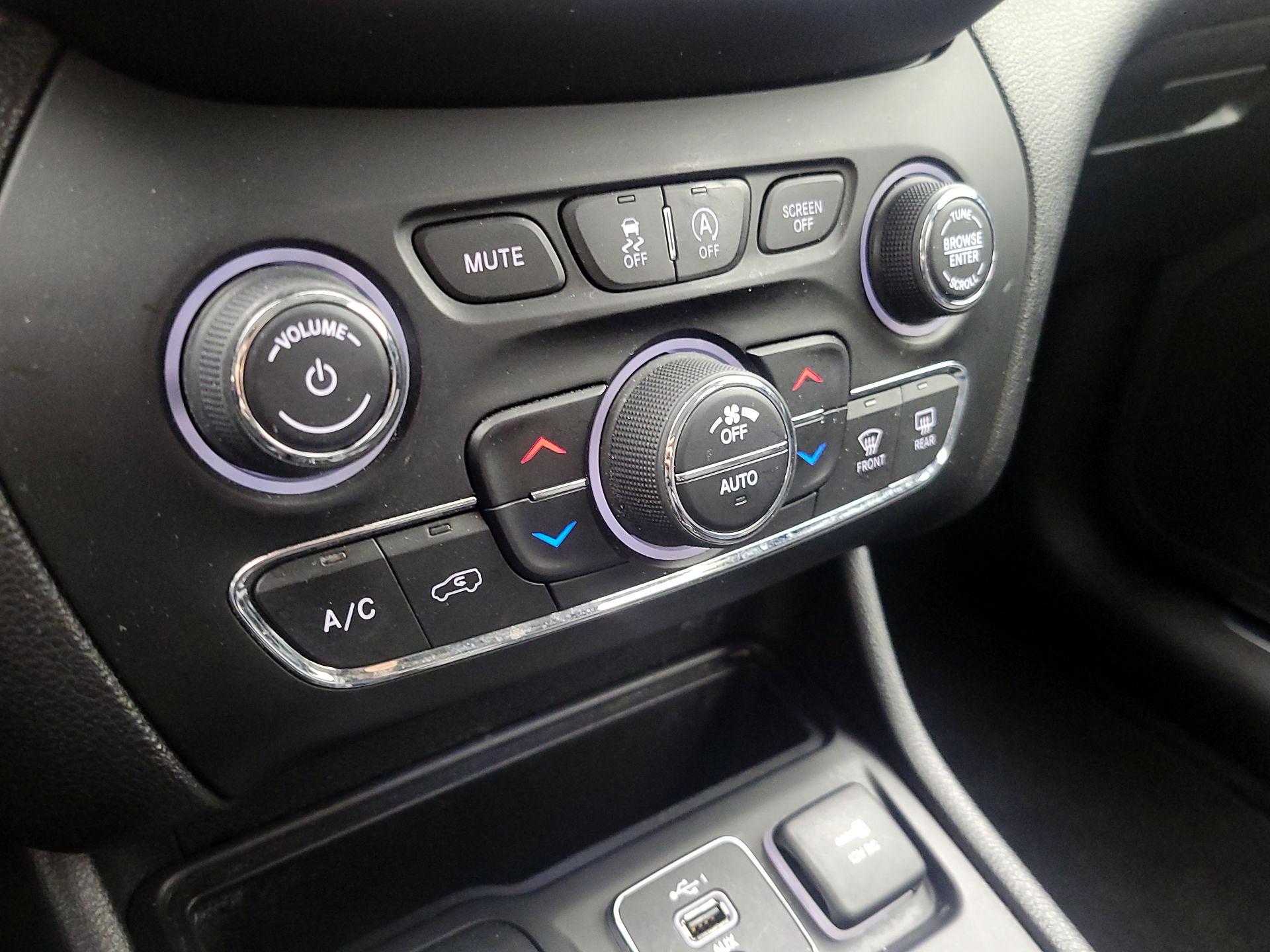 Thumbnail: 2020 Jeep Cherokee - 17