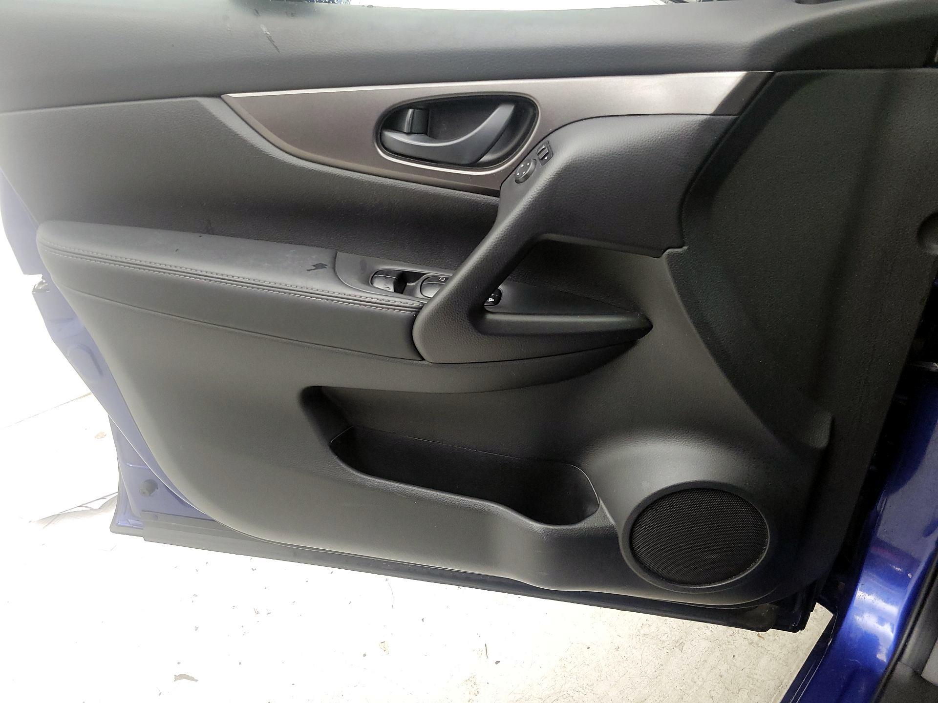 Thumbnail: 2017 Nissan Rogue Sport - 12