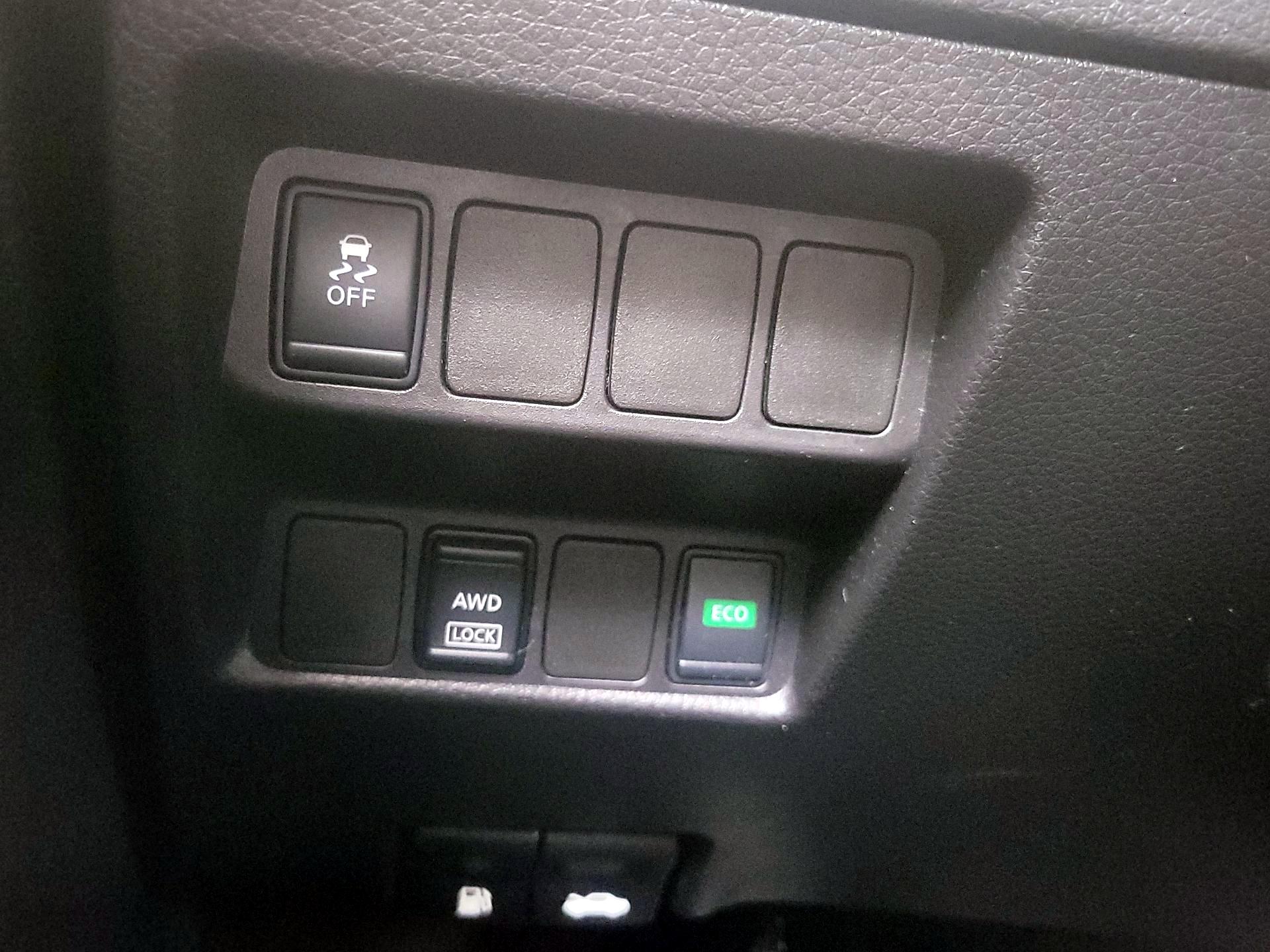 Thumbnail: 2017 Nissan Rogue Sport - 13