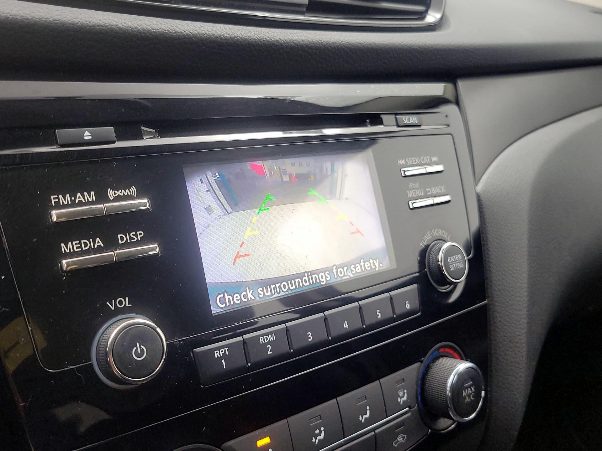 Thumbnail: 2017 Nissan Rogue Sport - 14