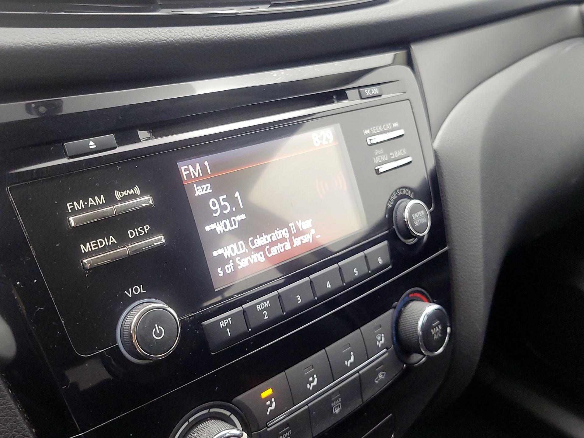 Thumbnail: 2017 Nissan Rogue Sport - 15